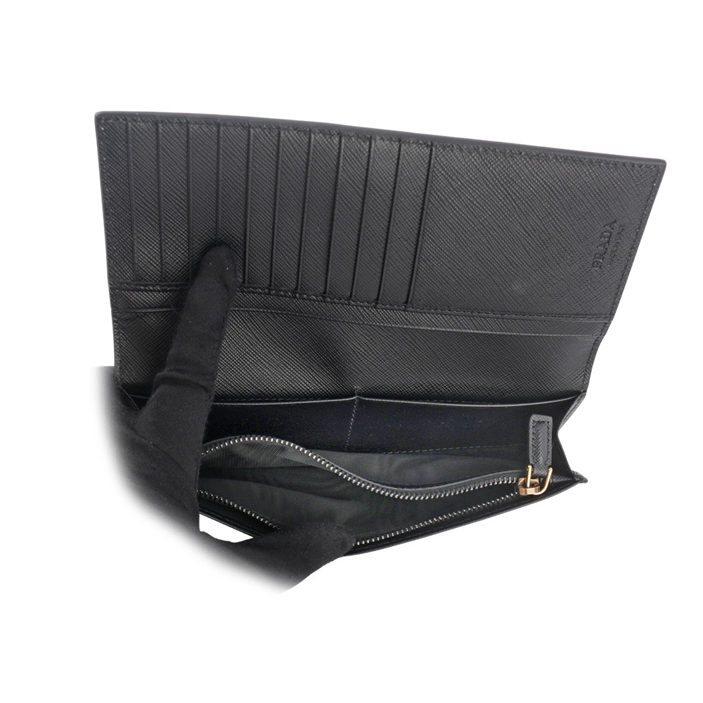 【PRADA】金色浮雕Logo 防刮牛皮二折長夾(黑色) 2MV836 QME F0632