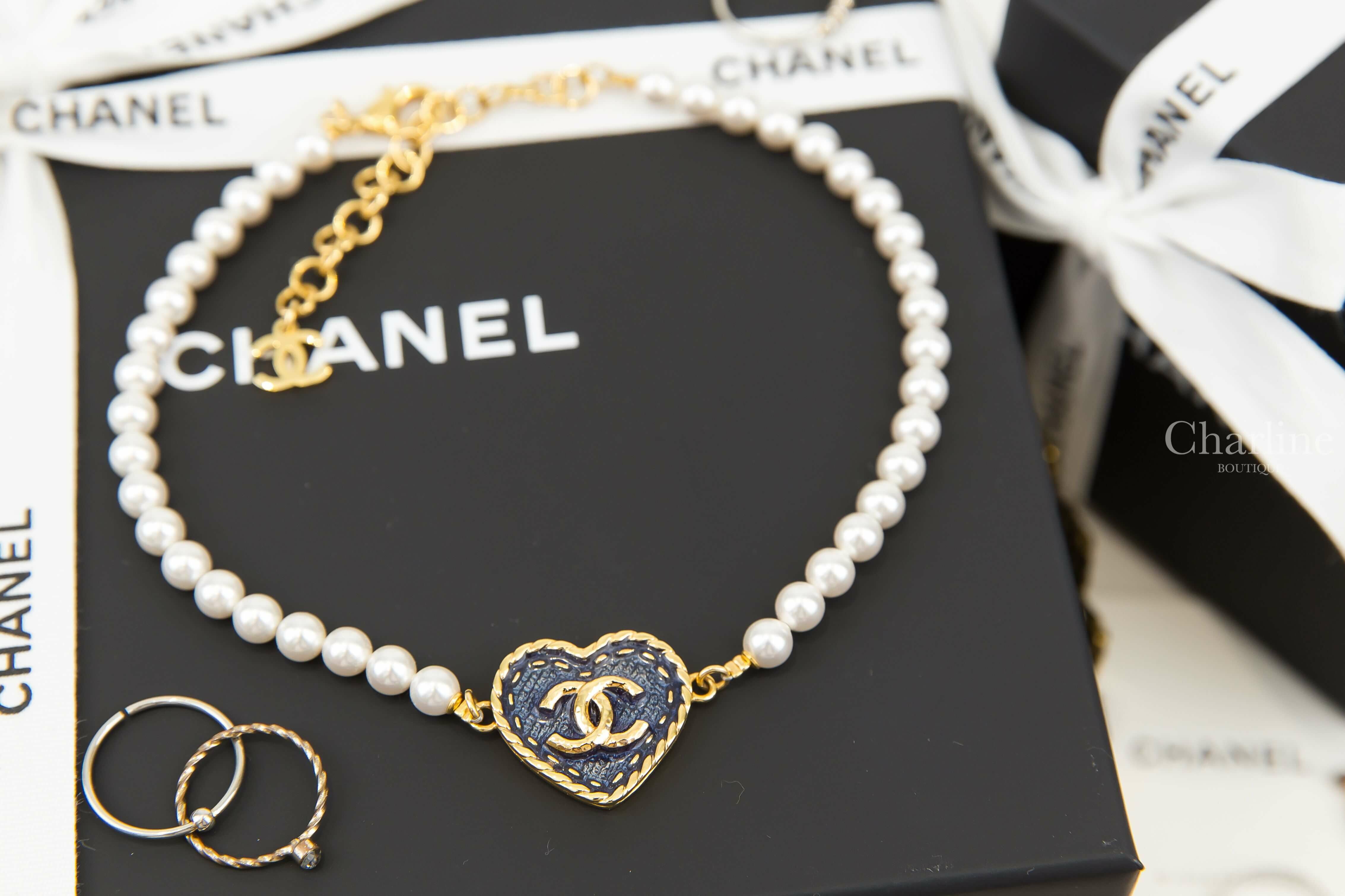 Chanel Choker 丹寧藍底金色CC縫線金框愛心珍珠頸鏈-Charline Boutique 精品代購