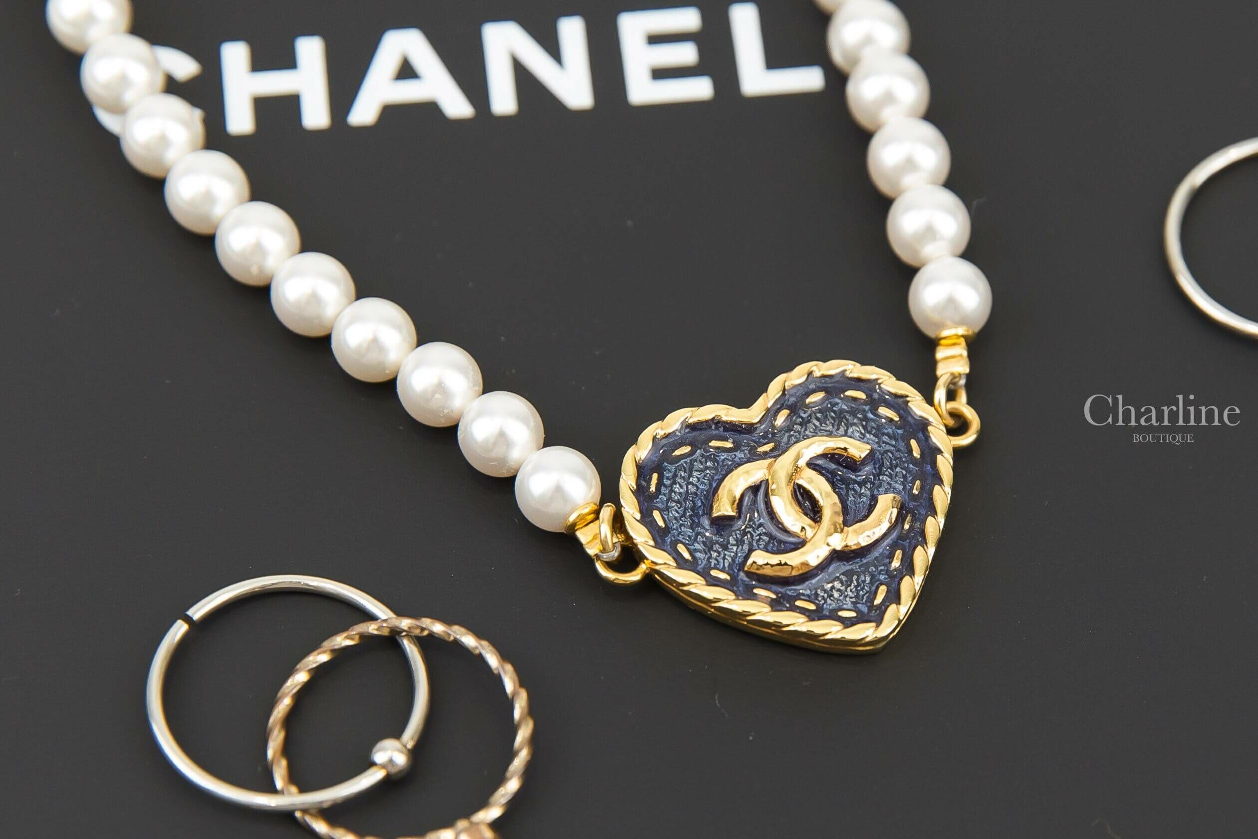 Chanel Choker 丹寧藍底金色CC縫線金框愛心珍珠頸鏈