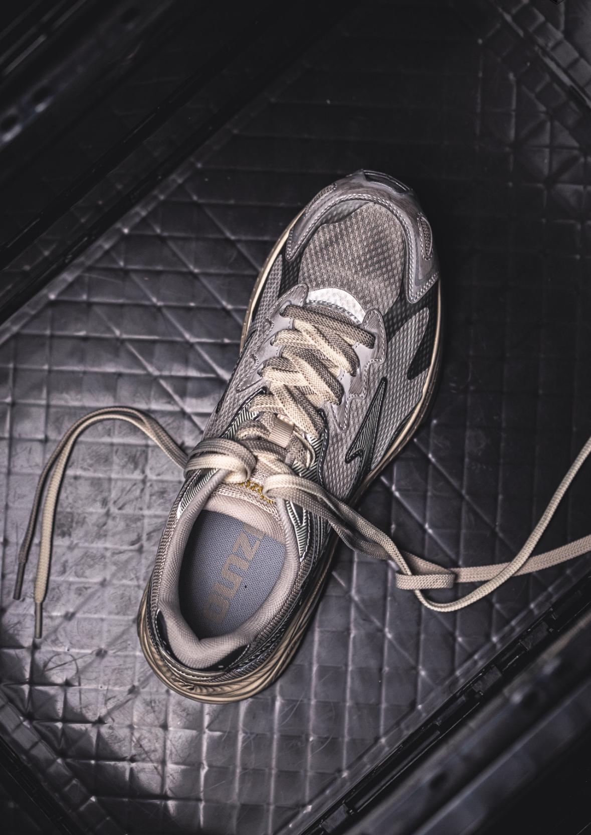 【代購】MIZUNO RACER S 復古做舊金屬灰銀跑鞋 D1GH223518