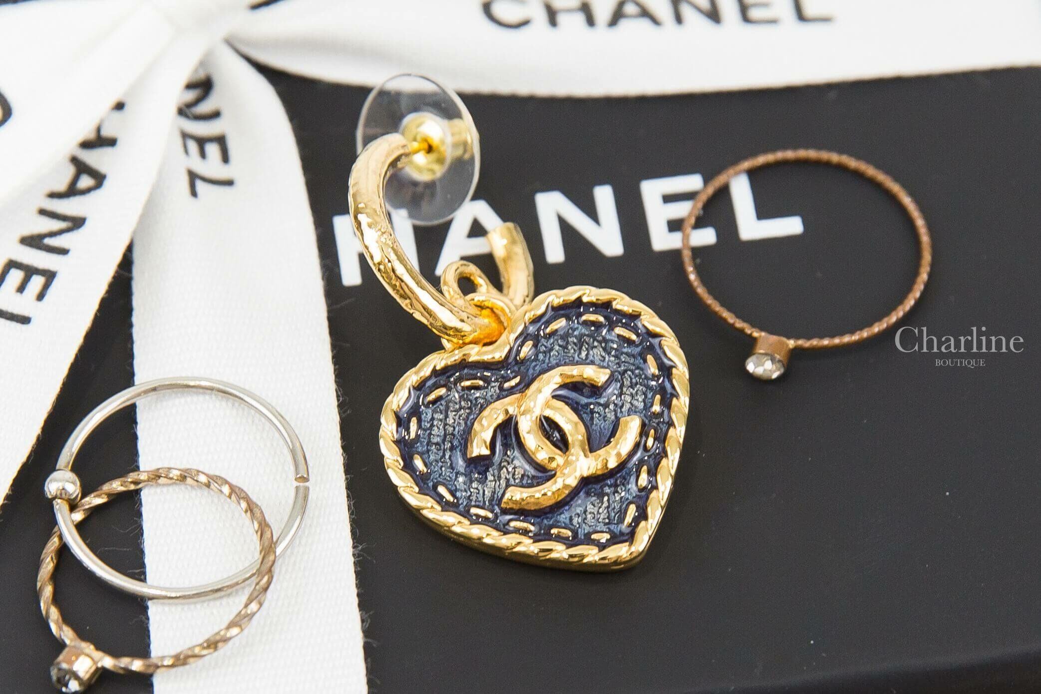 Chanel Earrings 丹寧藍底金色CC縫線金框愛心垂墜耳環