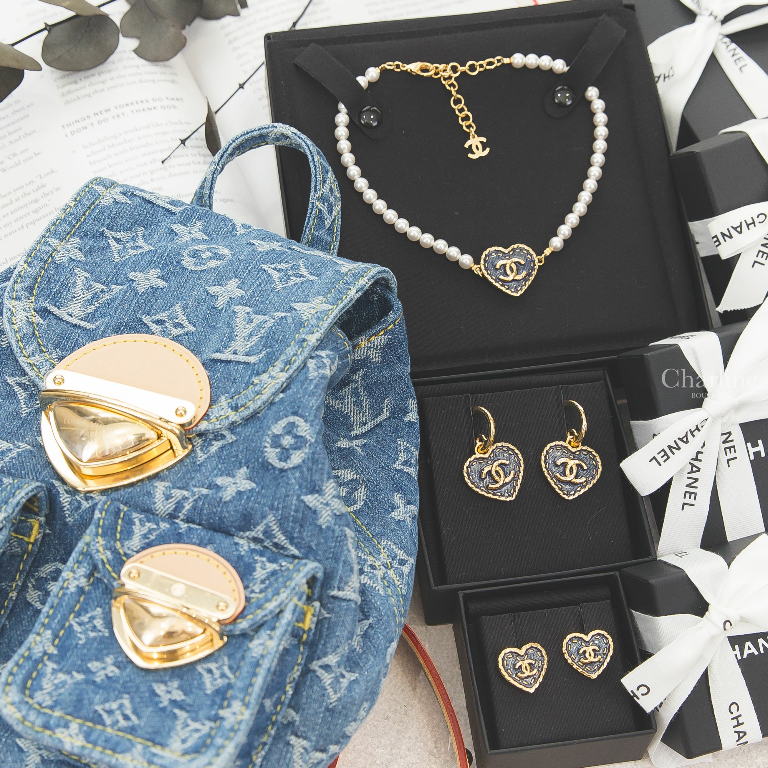 Chanel 丹寧藍底金色CC縫線金框愛心耳環,Chanel 丹寧藍底金色CC縫線金框愛心垂墜耳環,Chanel 丹寧藍底金色CC縫線金框愛心珍珠頸鏈,Louis Vuitton 丹寧藍帆布老花金釦後背包-Charline Boutique 精品代購