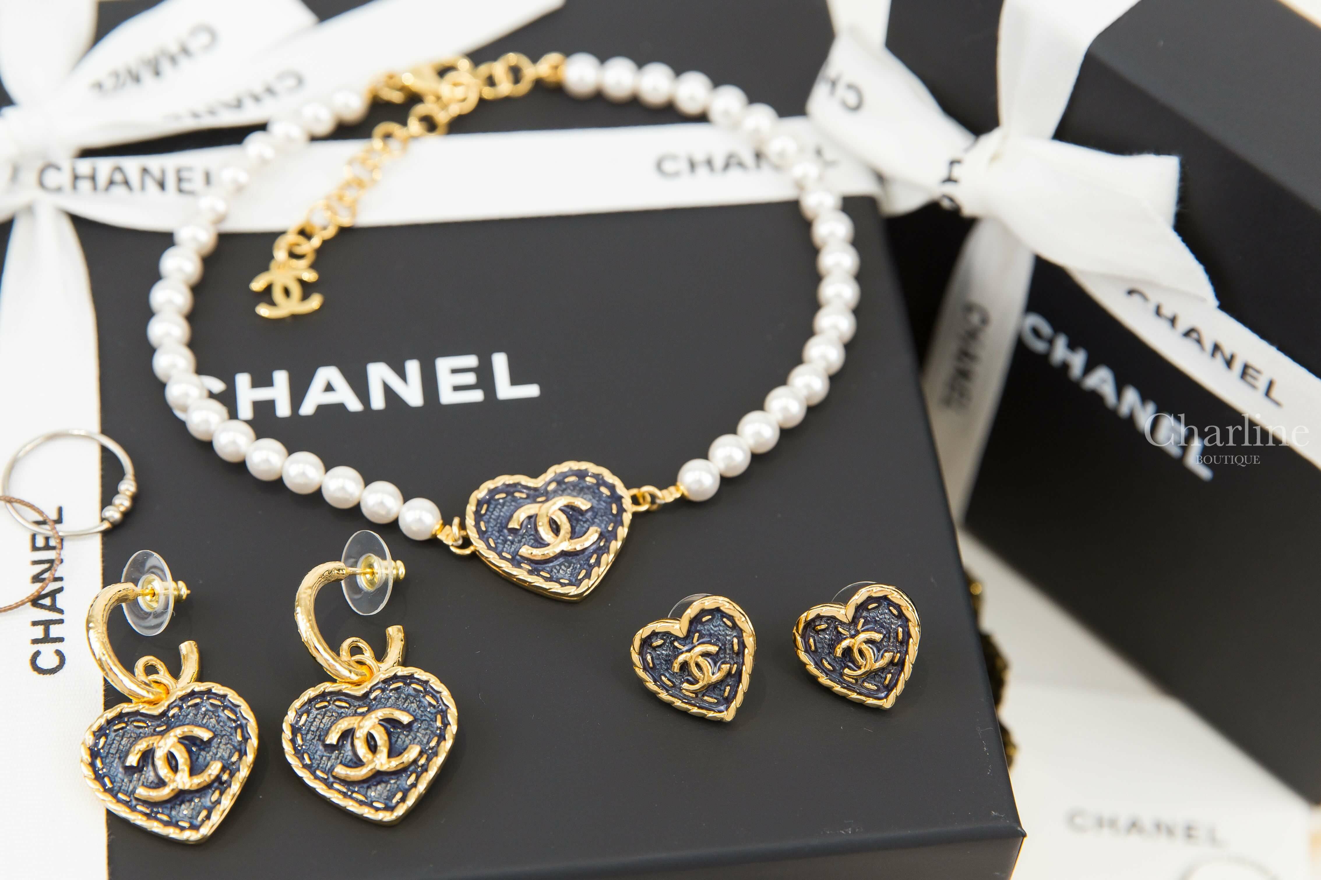 Chanel Earrings 丹寧藍底小型金色CC縫線金框愛心耳環,Chanel Earrings 丹寧藍底金色CC縫線金框愛心垂墜耳環,Chanel Choker 丹寧藍底金色CC縫線金框愛心珍珠頸鏈-Charline Boutique 精品代購