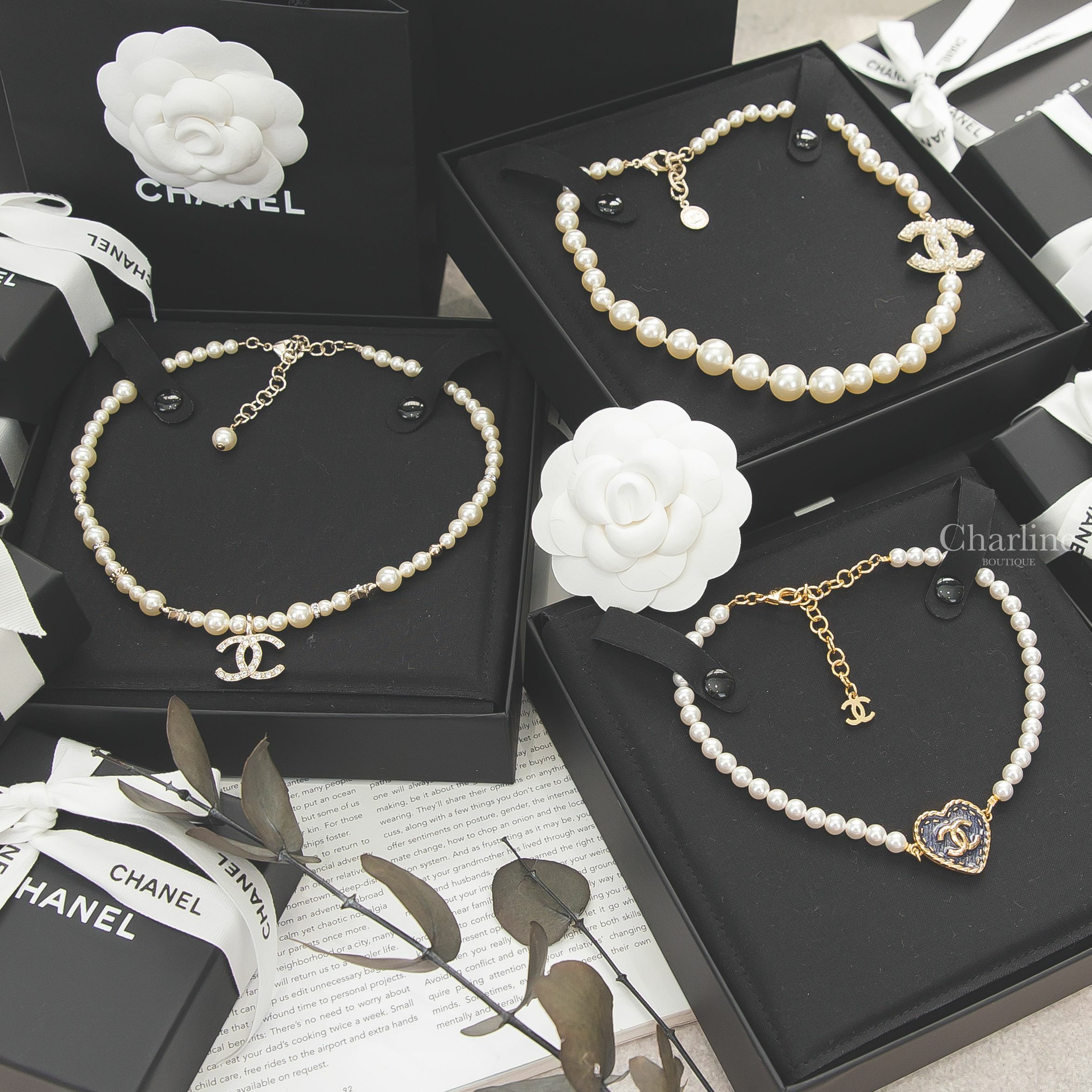 Chanel Choker 丹寧藍底金色CC縫線金框愛心珍珠頸鏈,Chanel Necklace 金色大小珍珠CC漸層珍珠項鍊,Chanel Necklace 金色水鑽星星大小珍珠水鑽CC垂墜項鍊-Charline Boutique 精品代購