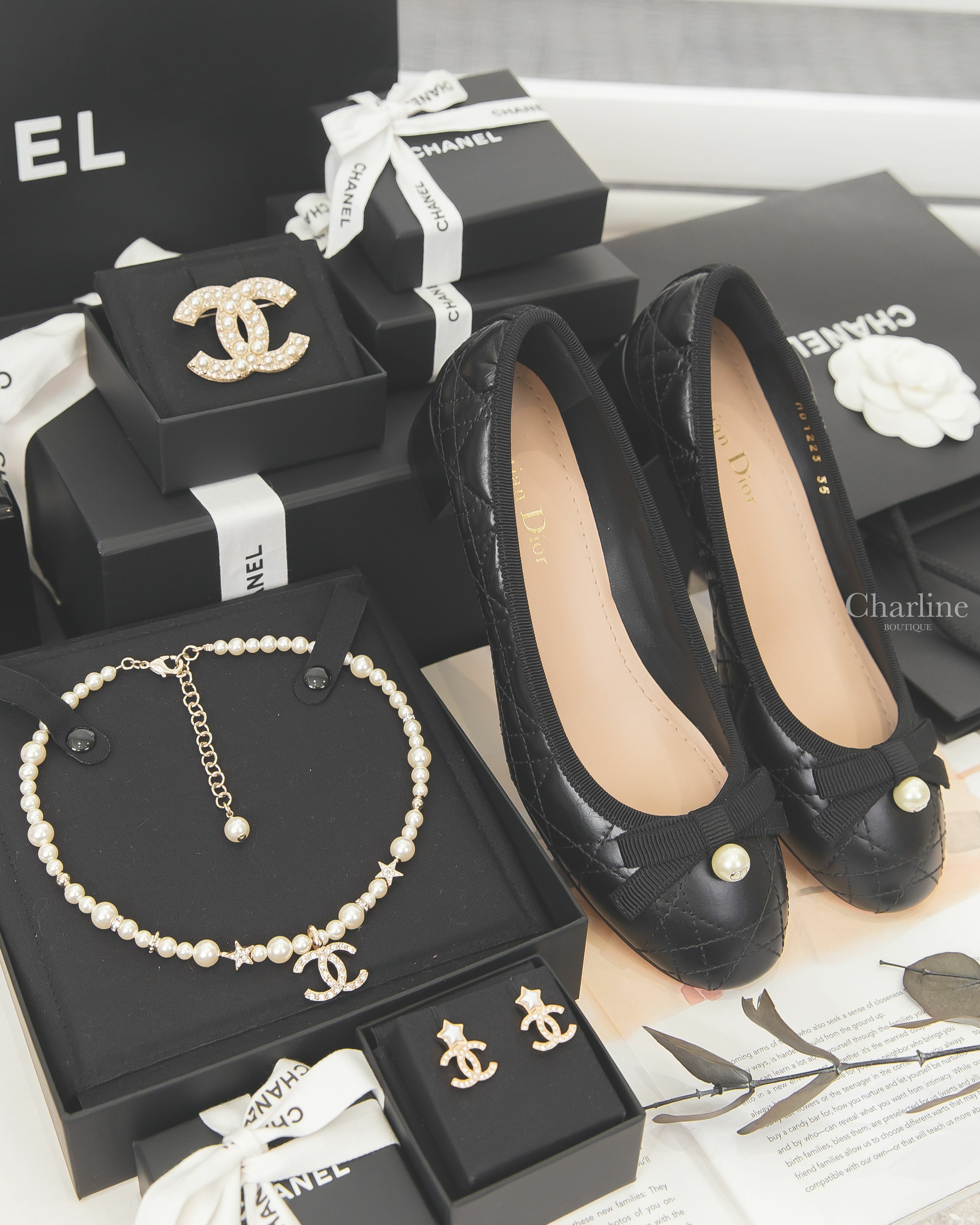Chanel 金色水鑽星星大小珍珠水鑽CC垂墜項鍊,Chanel 白色珍珠星星金色水鑽CC耳環,Chanel 金色大小珍珠水鑽CC胸針,Dior 黑色小牛皮藤格紋蝴蝶結金CD珍珠粗跟芭蕾舞鞋-Charline Boutique 精品代購