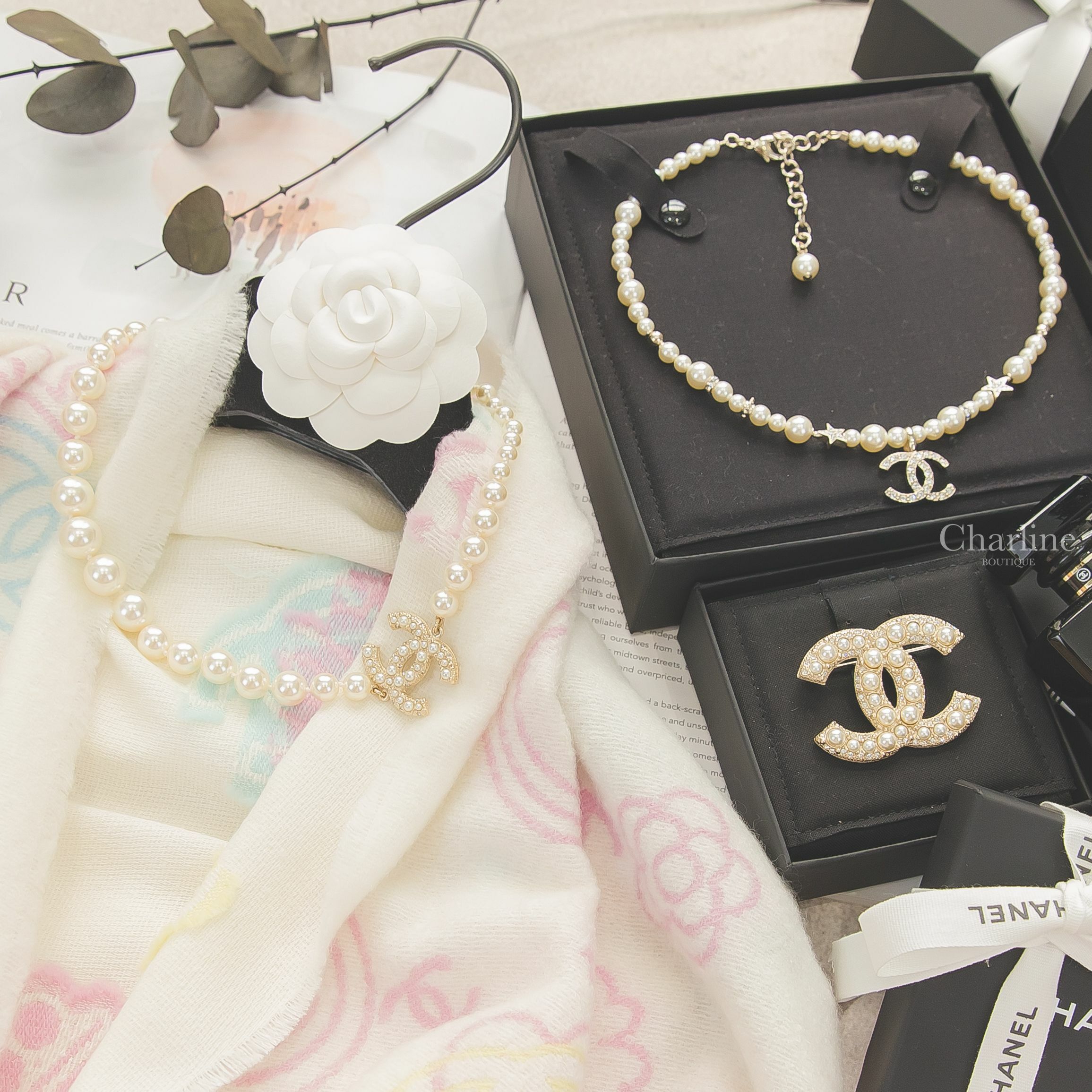 Chanel金色大小珍珠CC漸層珍珠項鍊,Chanel金色大小珍珠水鑽CC胸針,Chanel金色水鑽星星大小珍珠水鑽CC垂墜項鍊,Chanel白底粉色/藍色/黃色簍空CC塗鴉喀什米爾羊毛真絲流蘇圍巾-Charline Boutique 精品代購