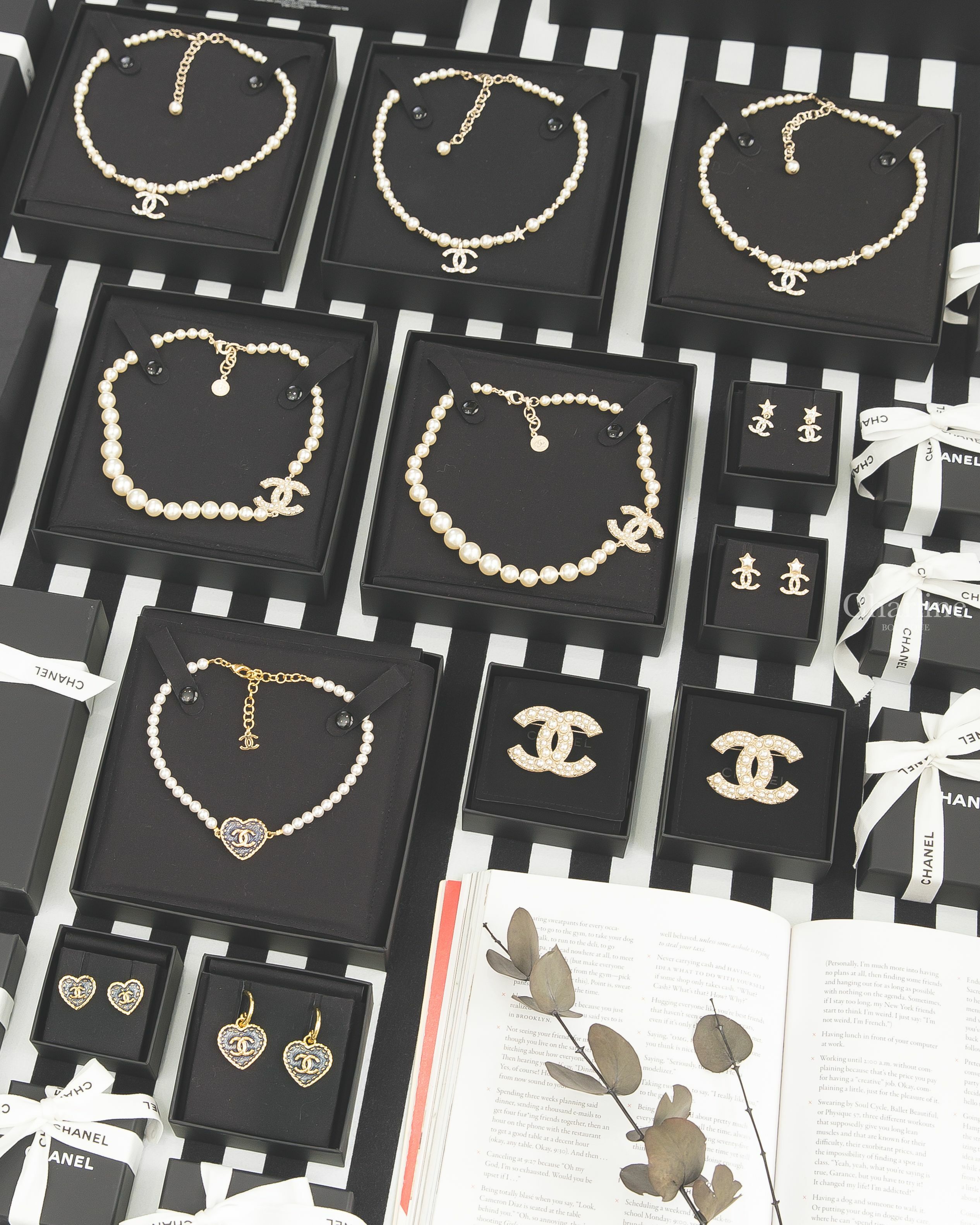 Chanel金色漸層大小珍珠CC項鍊,金色大小珍珠CC胸針,金色水鑽星星大小珍珠CC垂墜項鍊,珍珠星星金色水鑽CC耳環,金色水鑽星星CC垂墜耳環,丹寧藍金愛心耳環,丹寧藍金愛心珍珠頸鏈,丹寧藍金愛心垂墜耳環-Charline Boutique精品代購