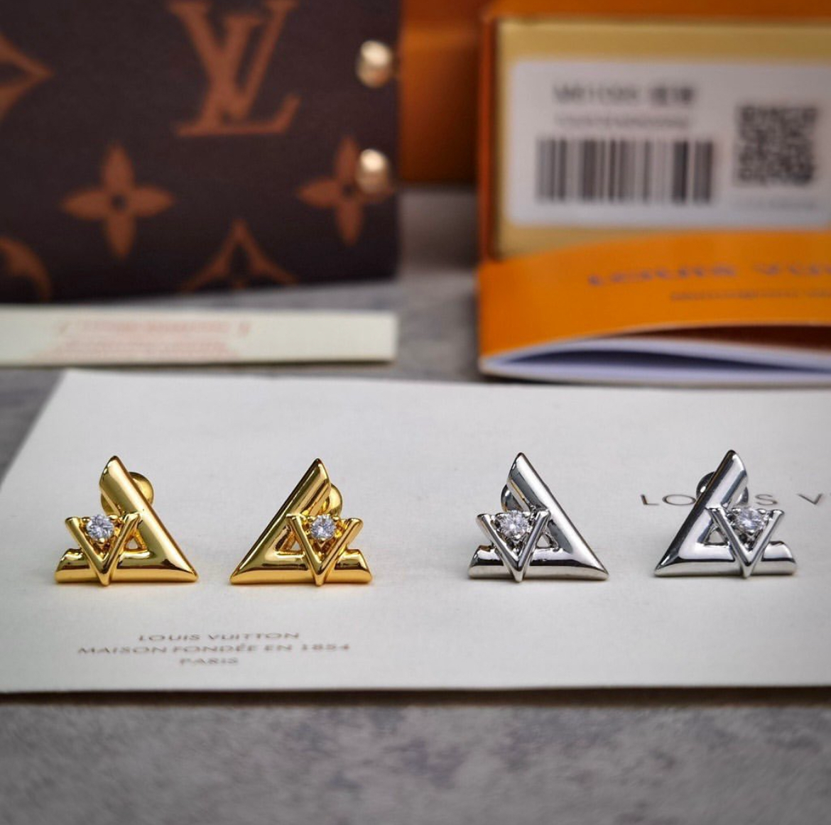 18k 小lv經典volt鑽耳釘