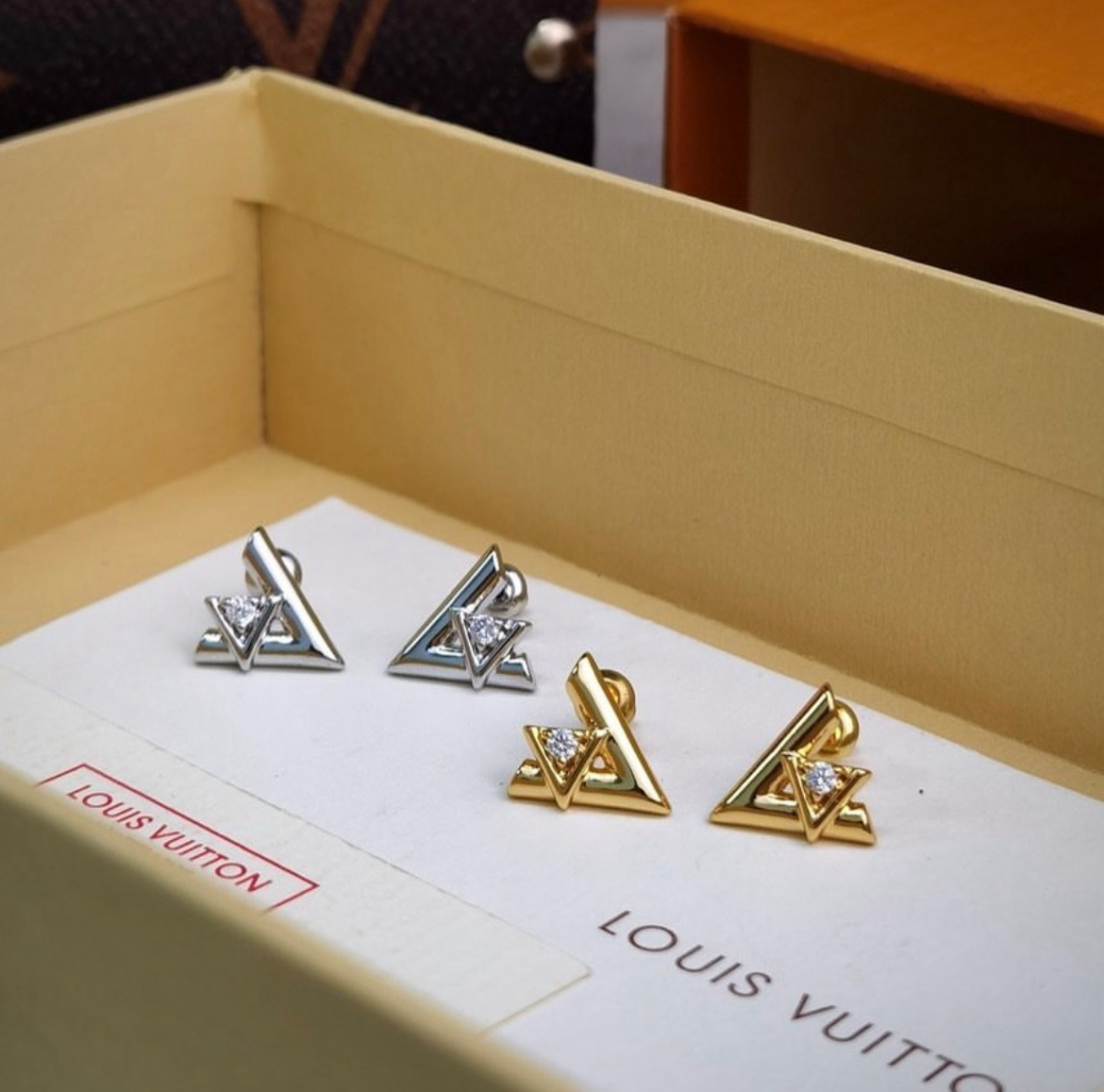 18k 小lv經典volt鑽耳釘