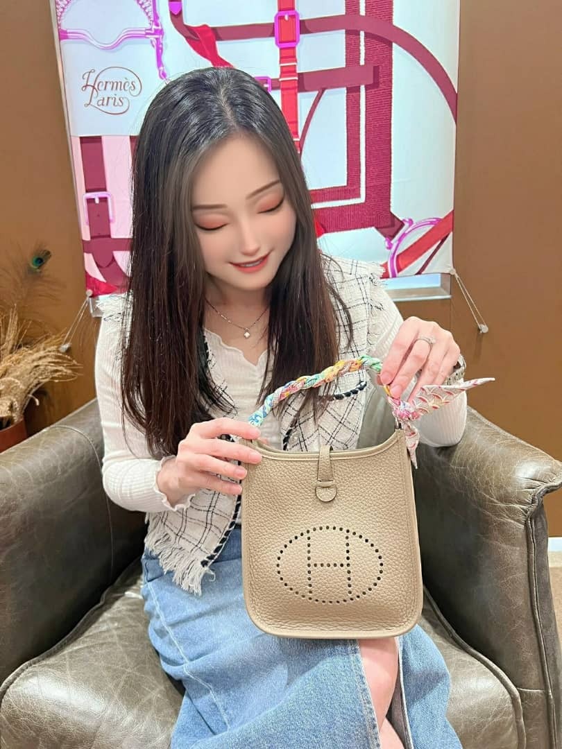 【 感謝支持 】爽快靚靚來pick up mini E馬爾法米色💛 銀扣🔗 配埋twilly🎉 係送比朋友嘅禮物🎁  靚靚仲讚門店同事服務好好❤️ 多謝你嘅支持與信任🫶💪