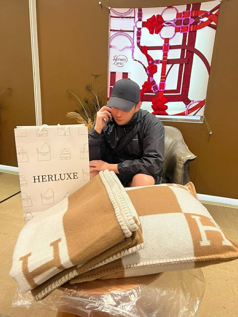 【 感謝支持 】型男先生來買咗blanket同cushion🥳 係送比朋友嘅禮物🎁 相信朋友收到會好鍾意🤗  先生一直有留意我哋嘅新資訊📩 多謝你嘅支持🫶