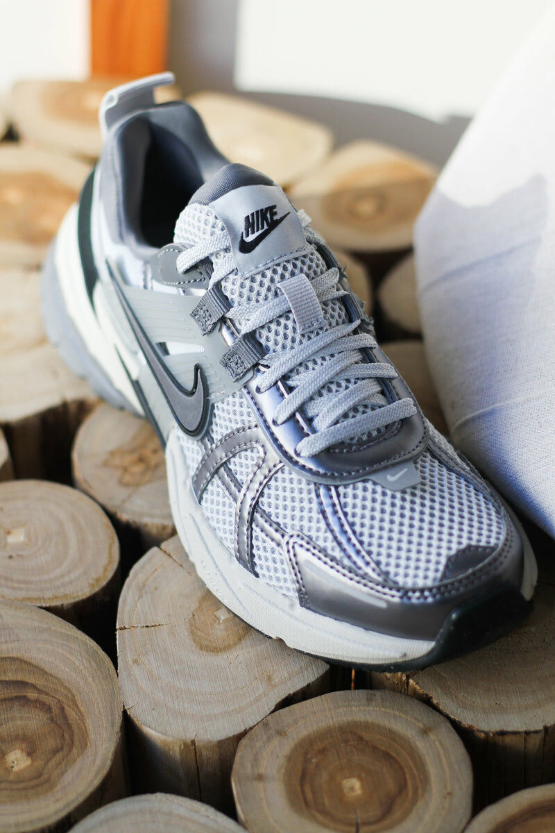 Nike V2K Run "Pure Platinum Wolf Grey" 復古底 銀灰 FD0736-003