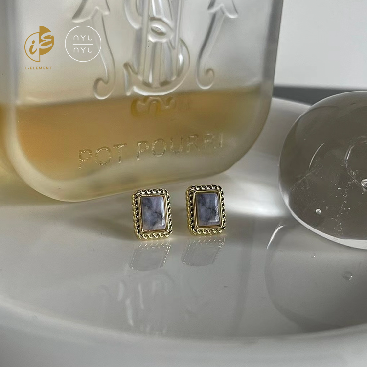 🇰🇷 Nyunyu 大方金邊雲石耳環