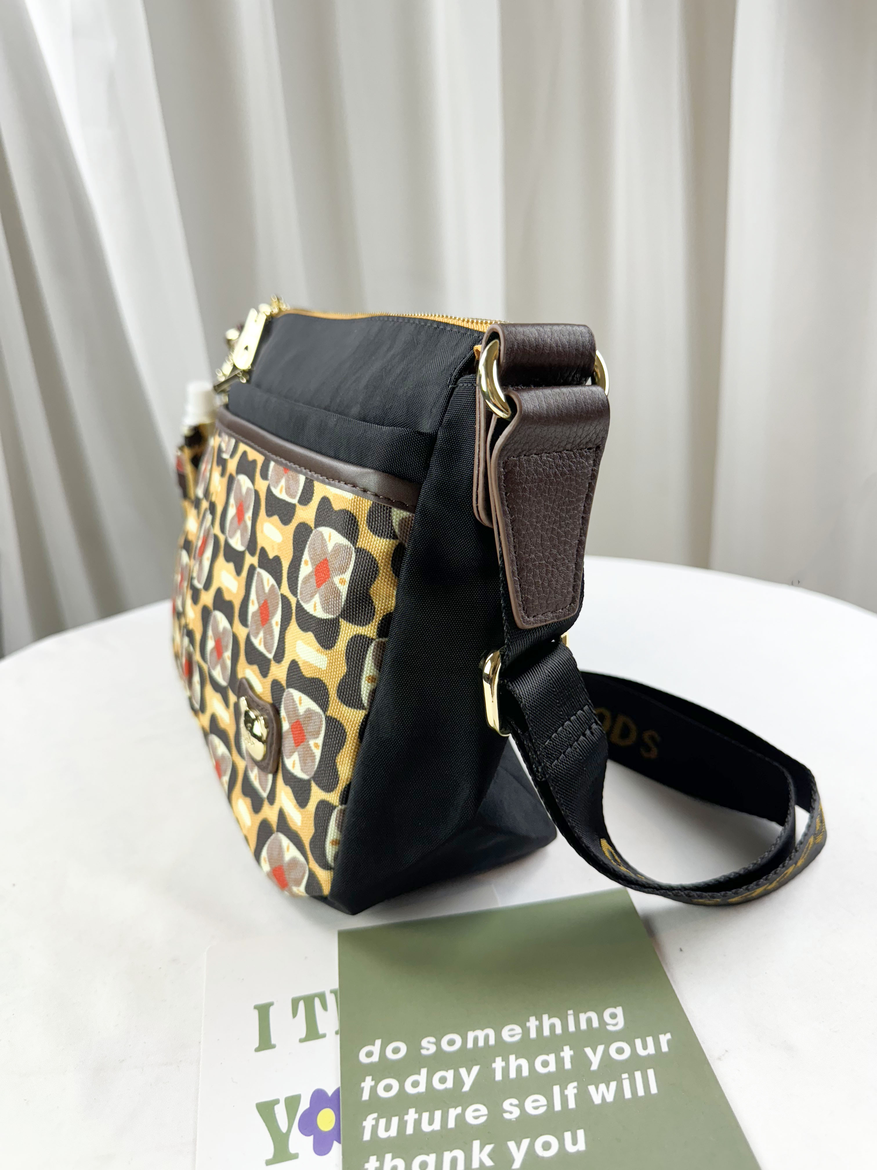 GOODS 黑黃花拼色側背包 附酒精保護套+酒精瓶   #2814