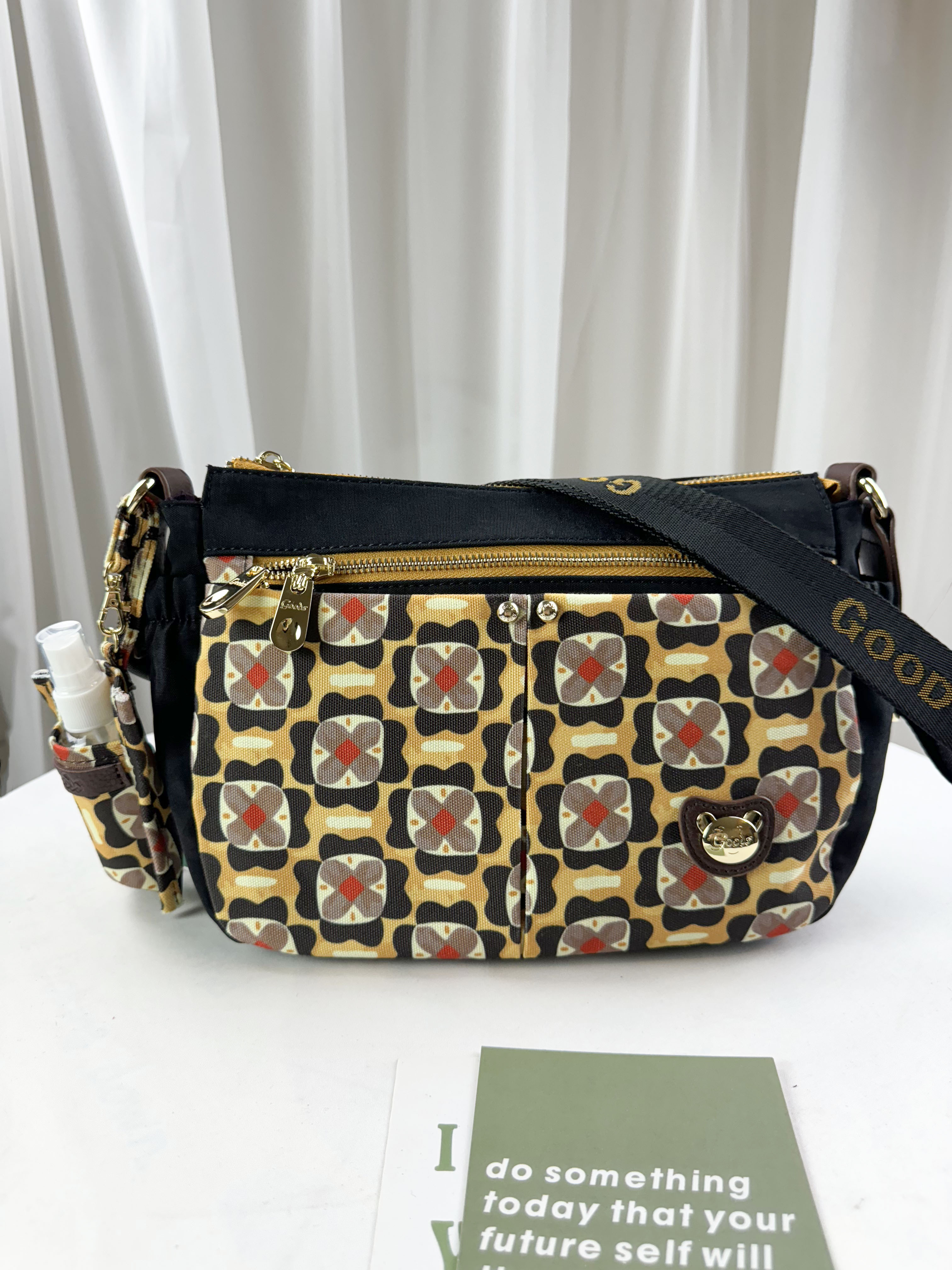 GOODS 黑黃花拼色側背包 附酒精保護套+酒精瓶   #2806