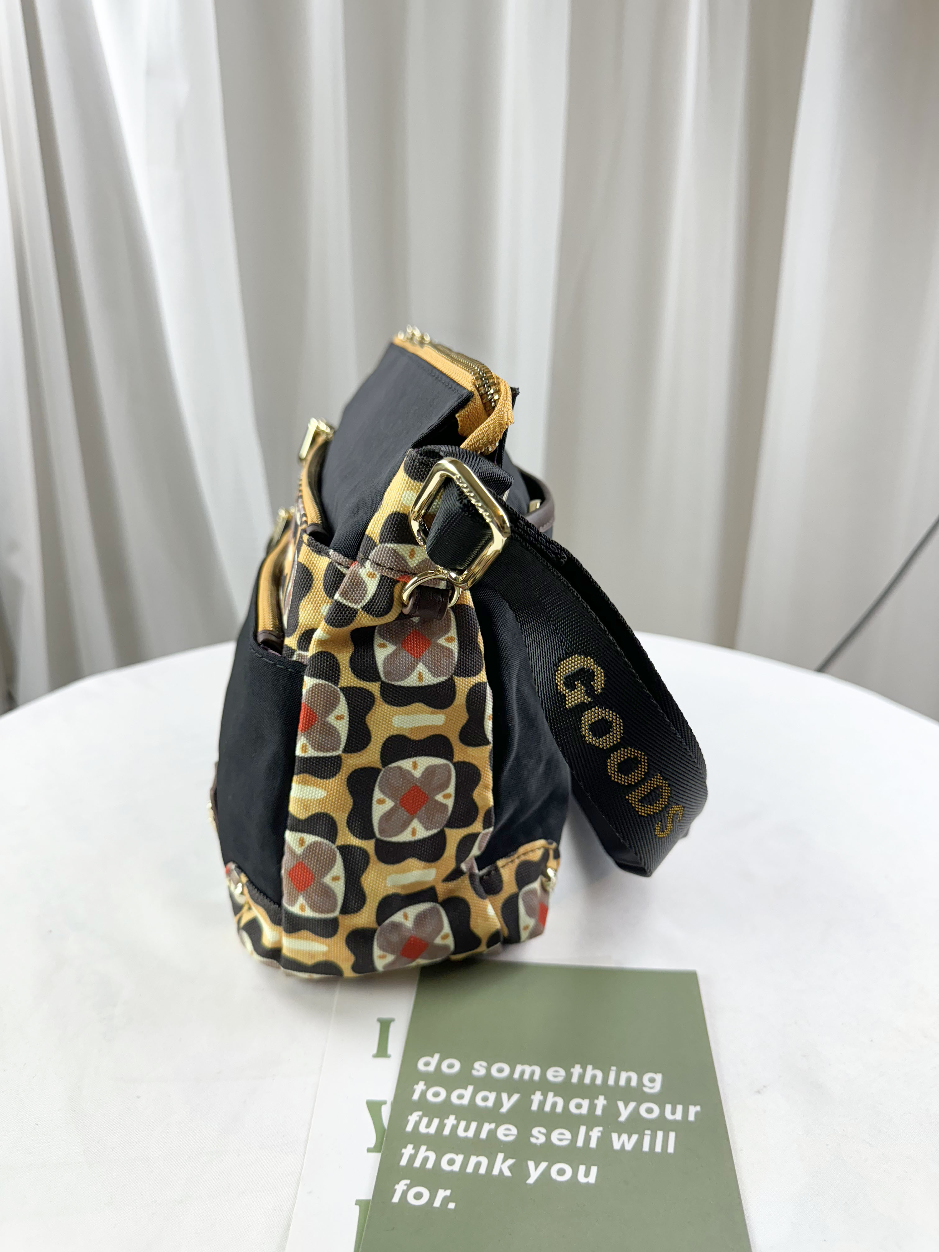 GOODS 黑黃花拼色側背包 附酒精保護套+酒精瓶 #2045