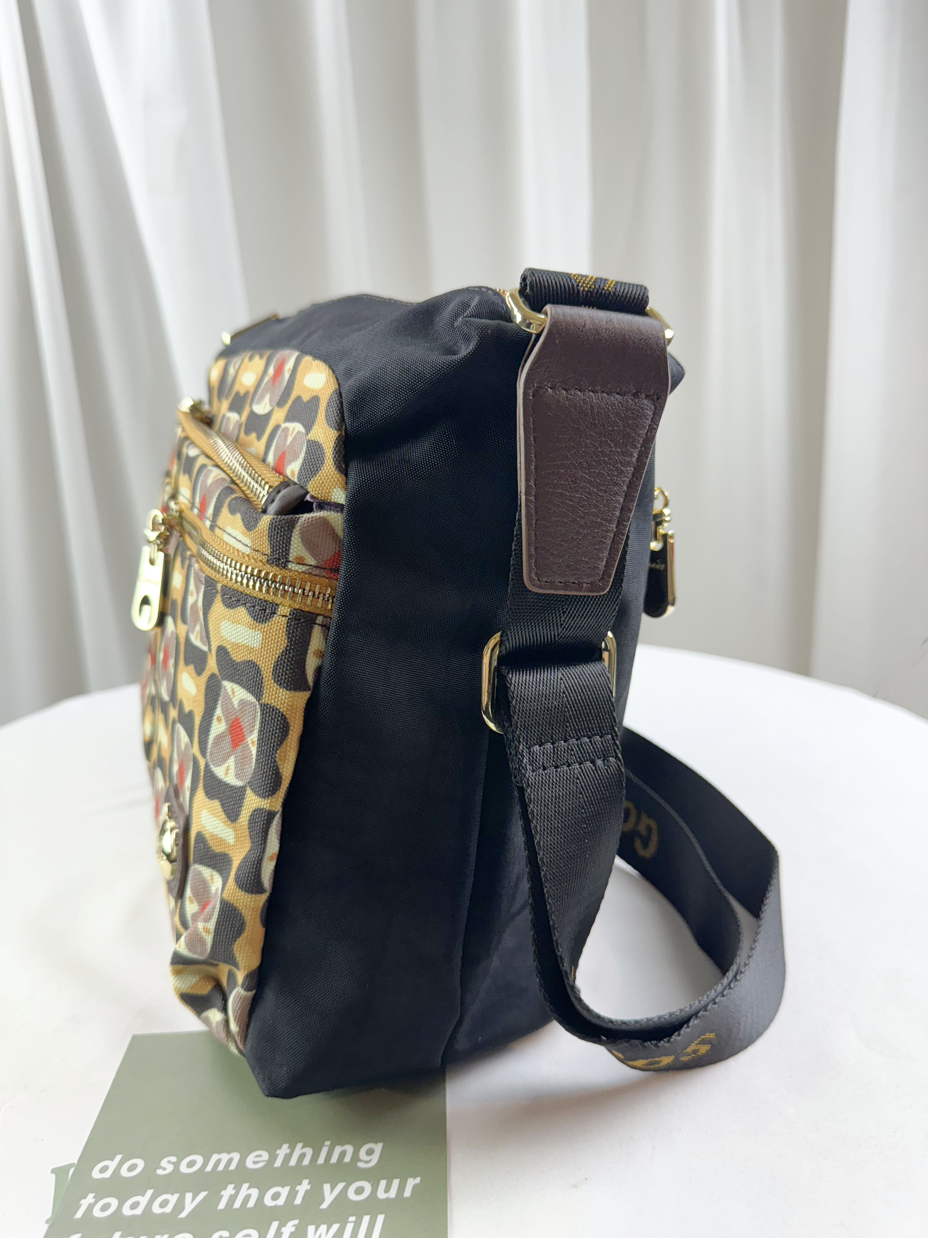 GOODS 黑黃花拼色側背包 附酒精保護套+酒精瓶   #2815