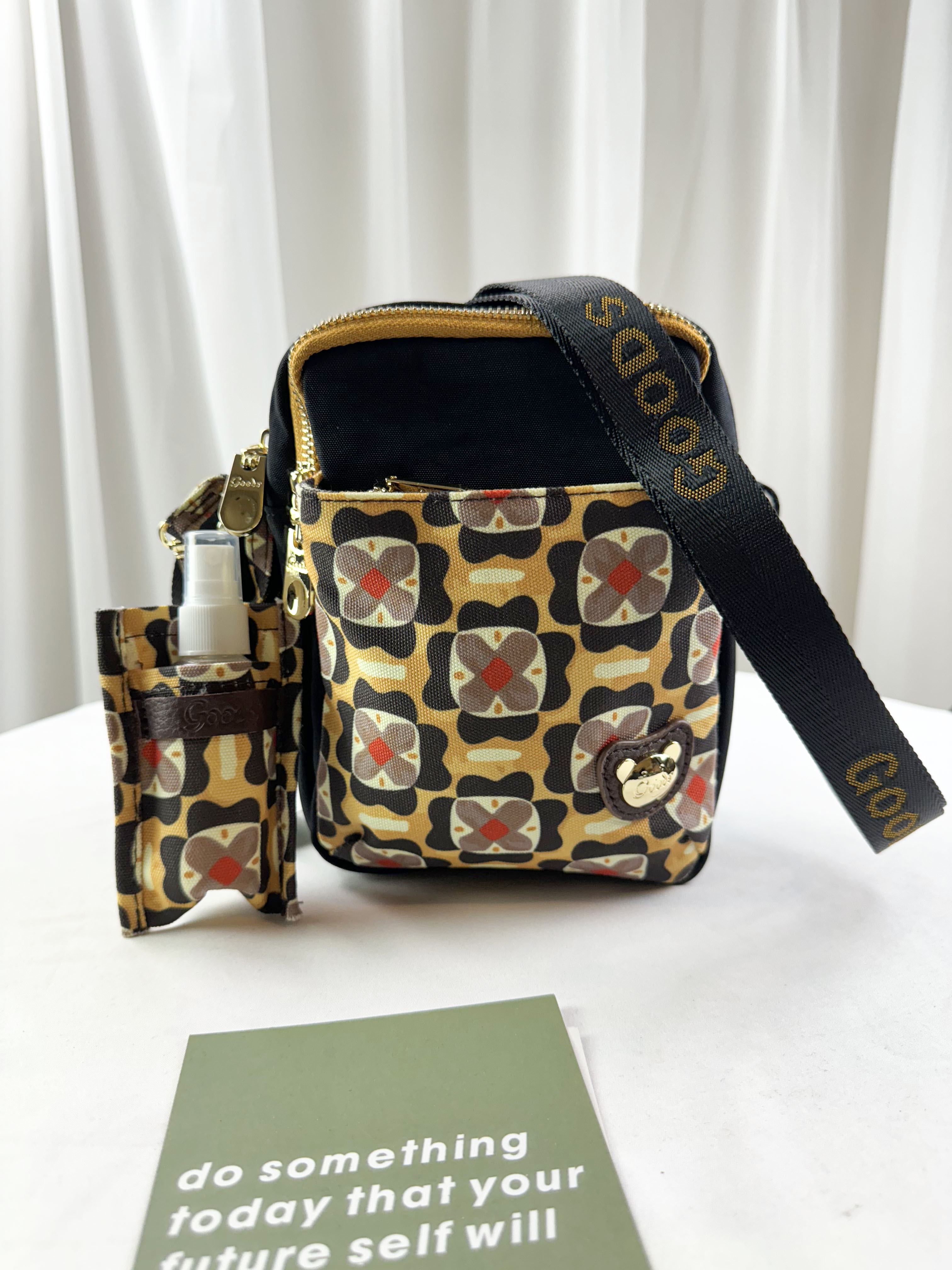 GOODS 黑黃花拼色側背包 附酒精保護套+酒精瓶 #2499