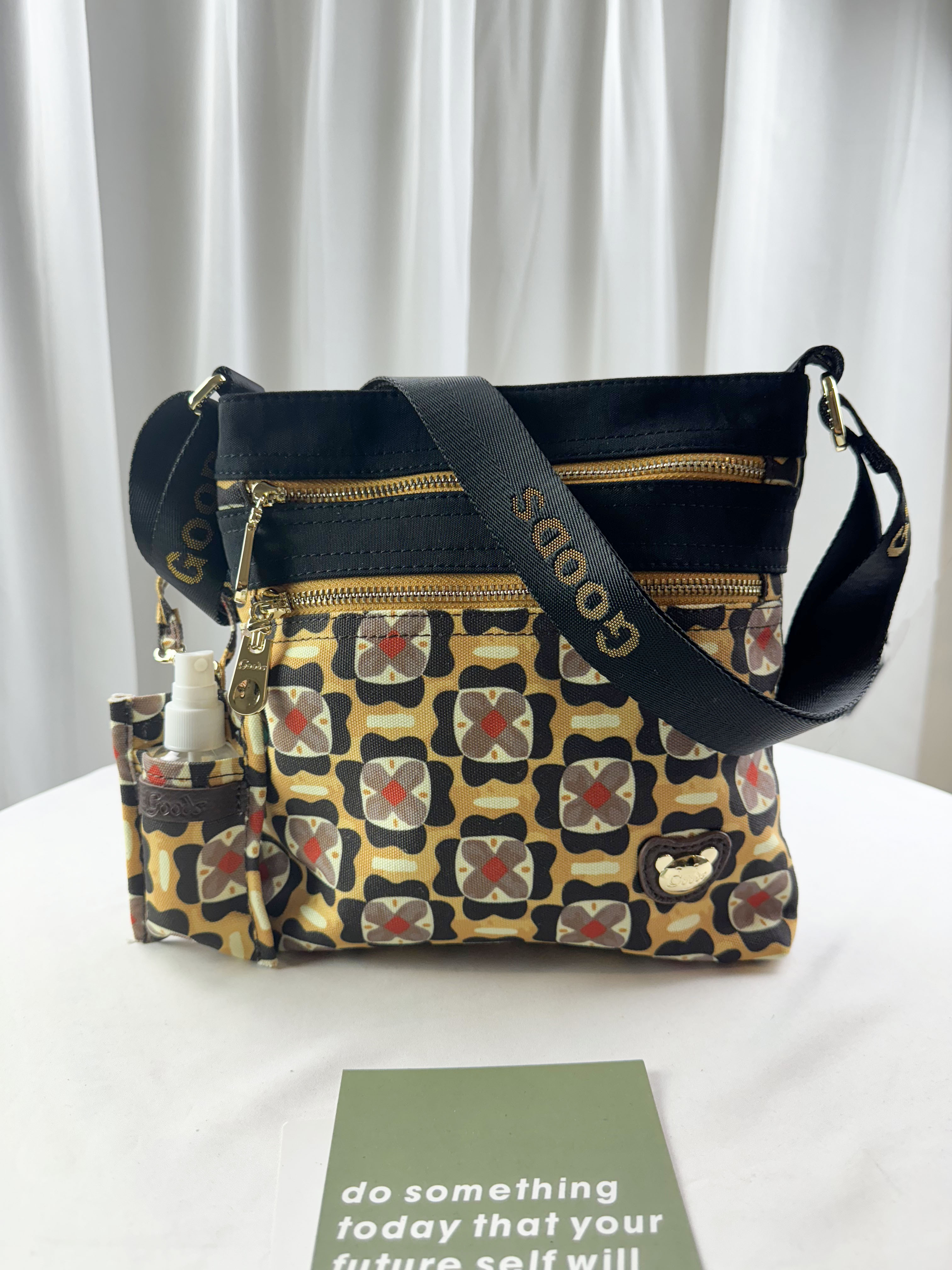 GOODS 黑黃花拼色側背包 附酒精保護套+酒精瓶 #2679