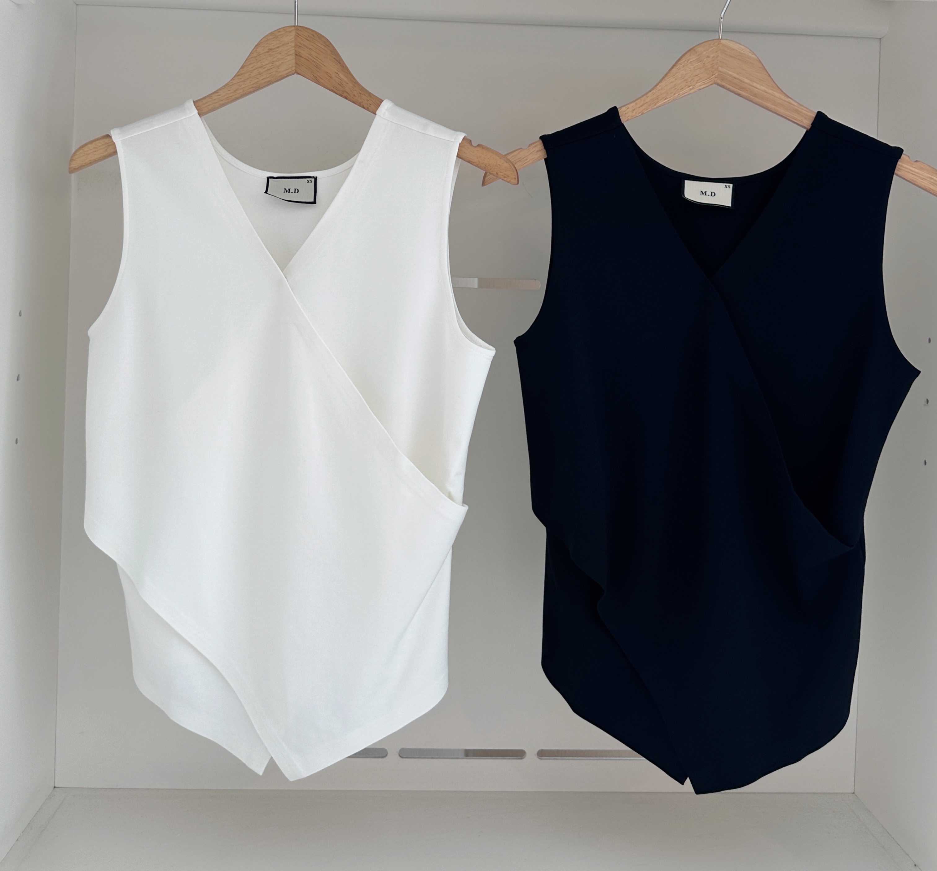 SLEEVELESS V NECK OVERLAP BLOUSE