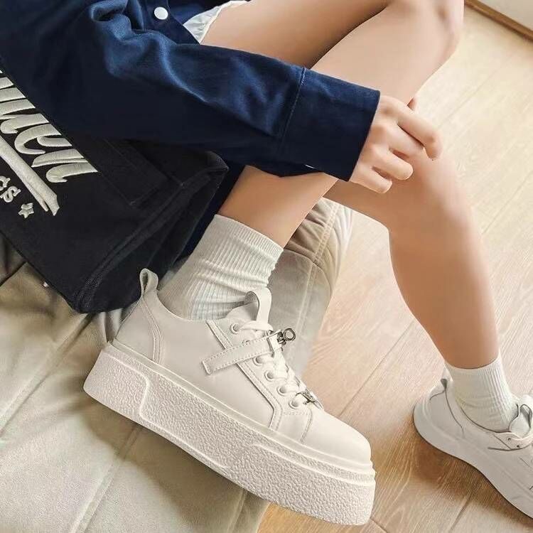 時尚鎖環牛皮小白鞋