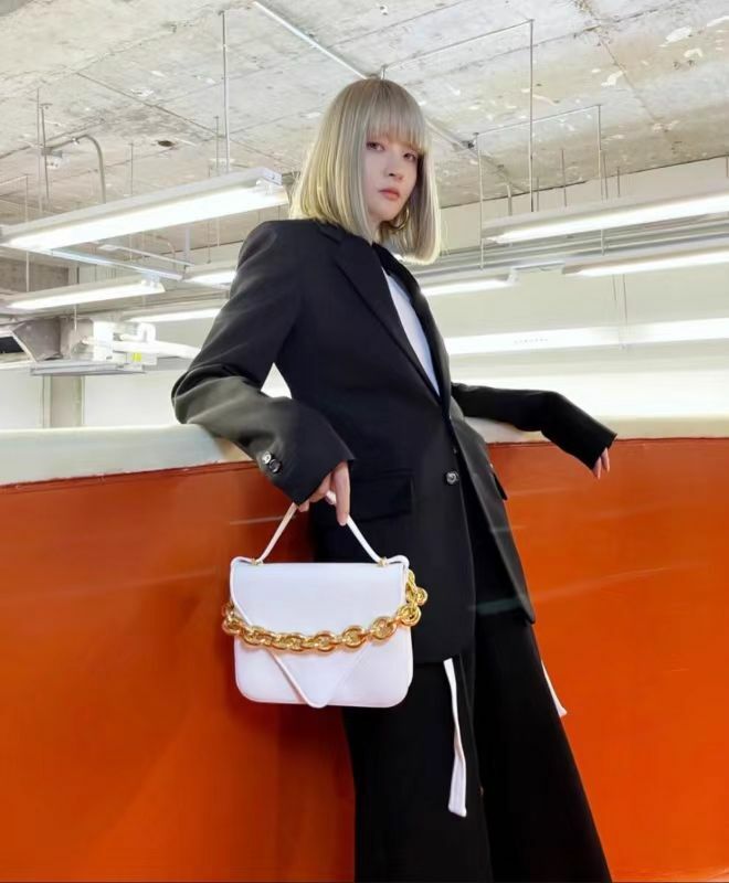 Bottega Veneta Mount 小白同款  白色金鍊單肩包 21x16x4  -T