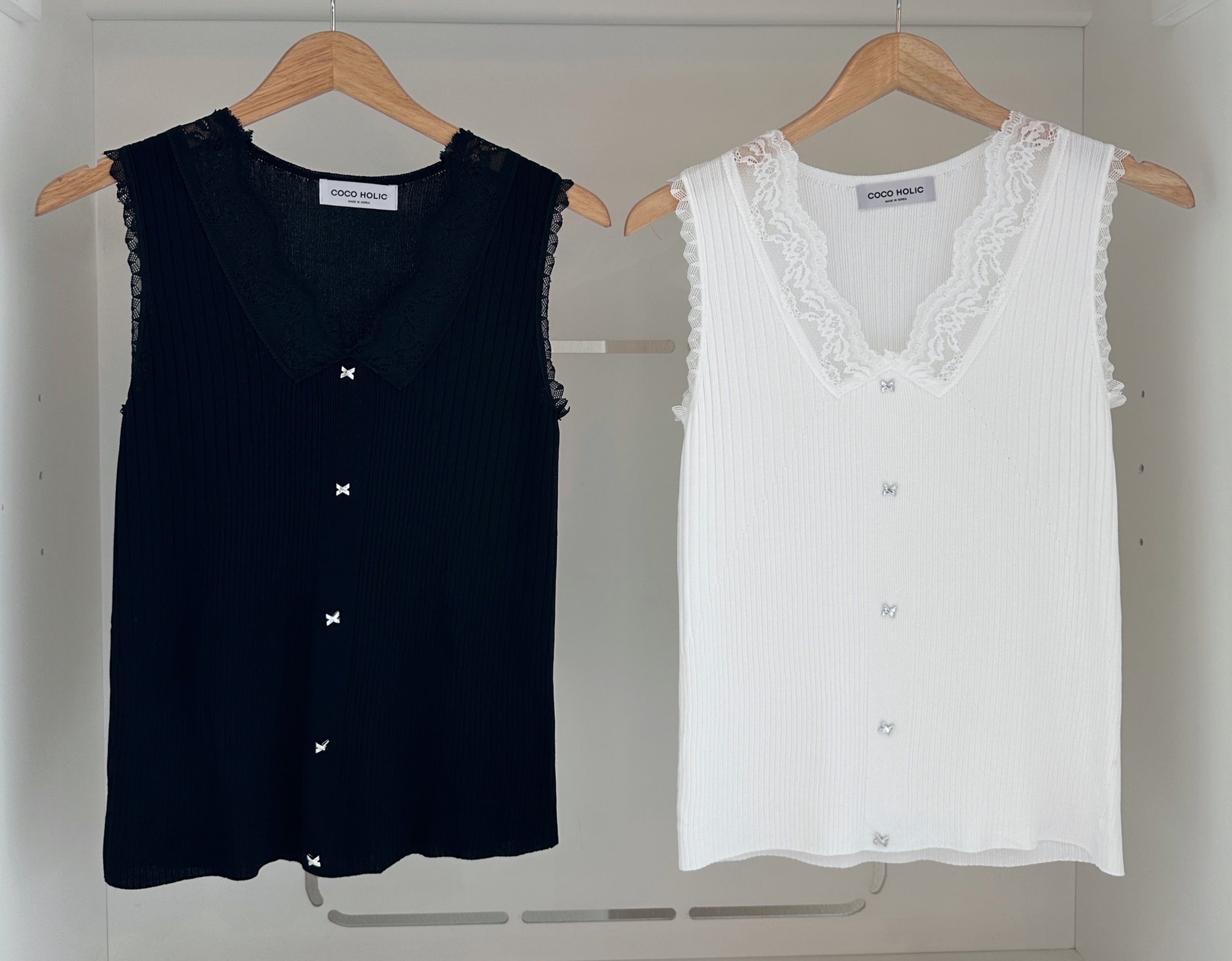 V NECK LACE DETAILED KNIT TOP