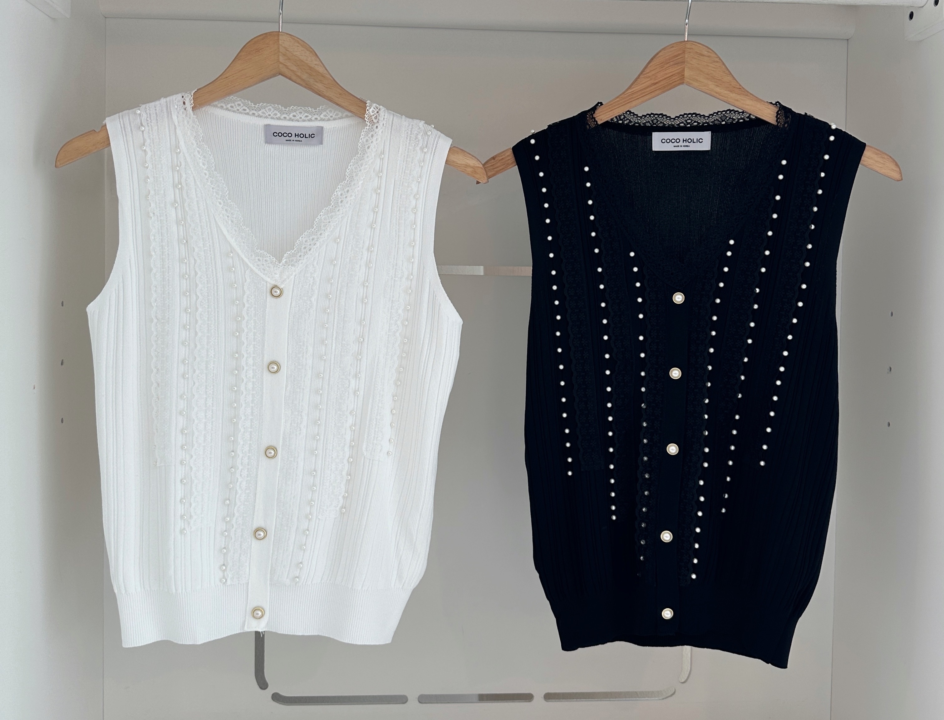 V NECK PEARL DETAILED KNIT TOP