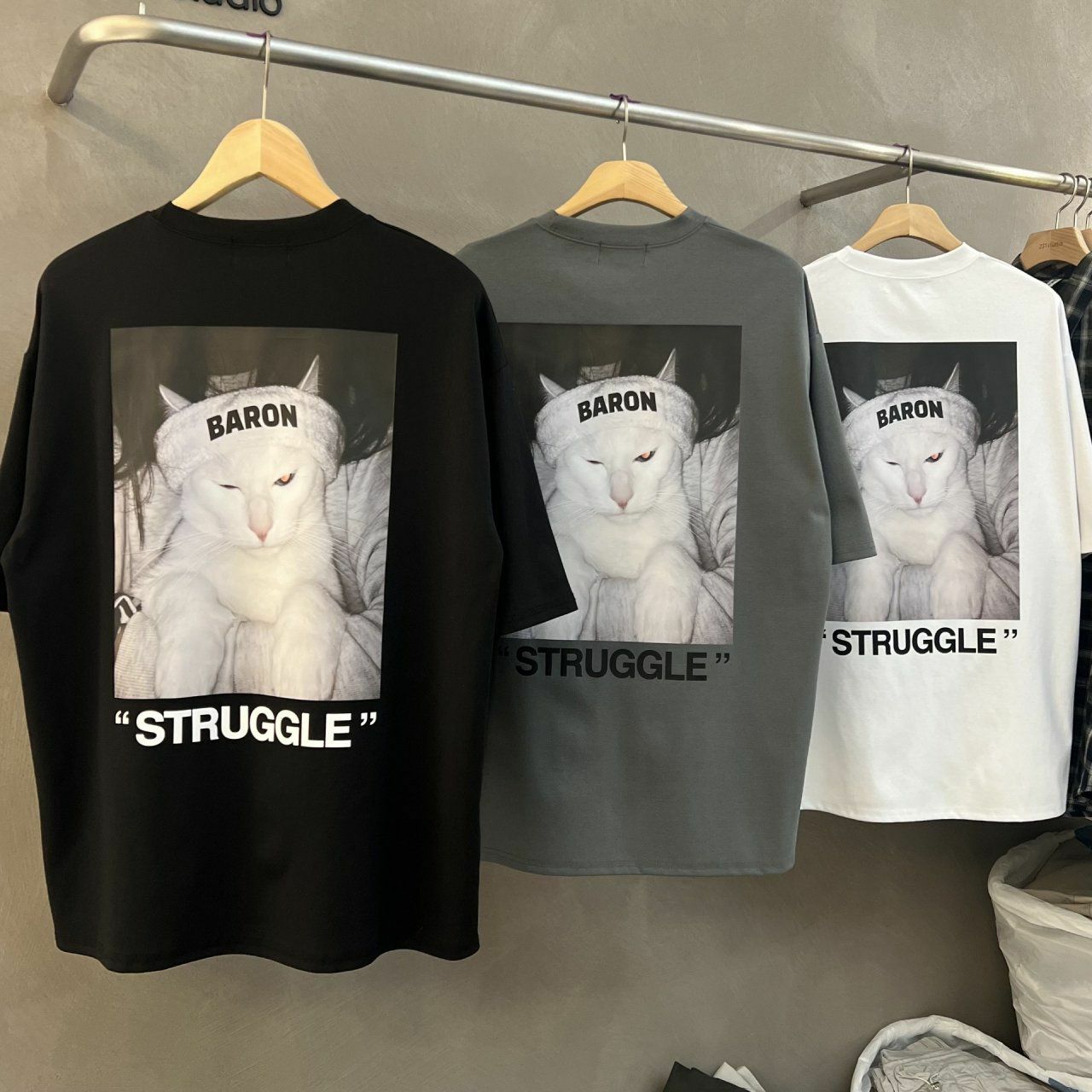 白貓圖案英文字短袖Tee BARON-078T