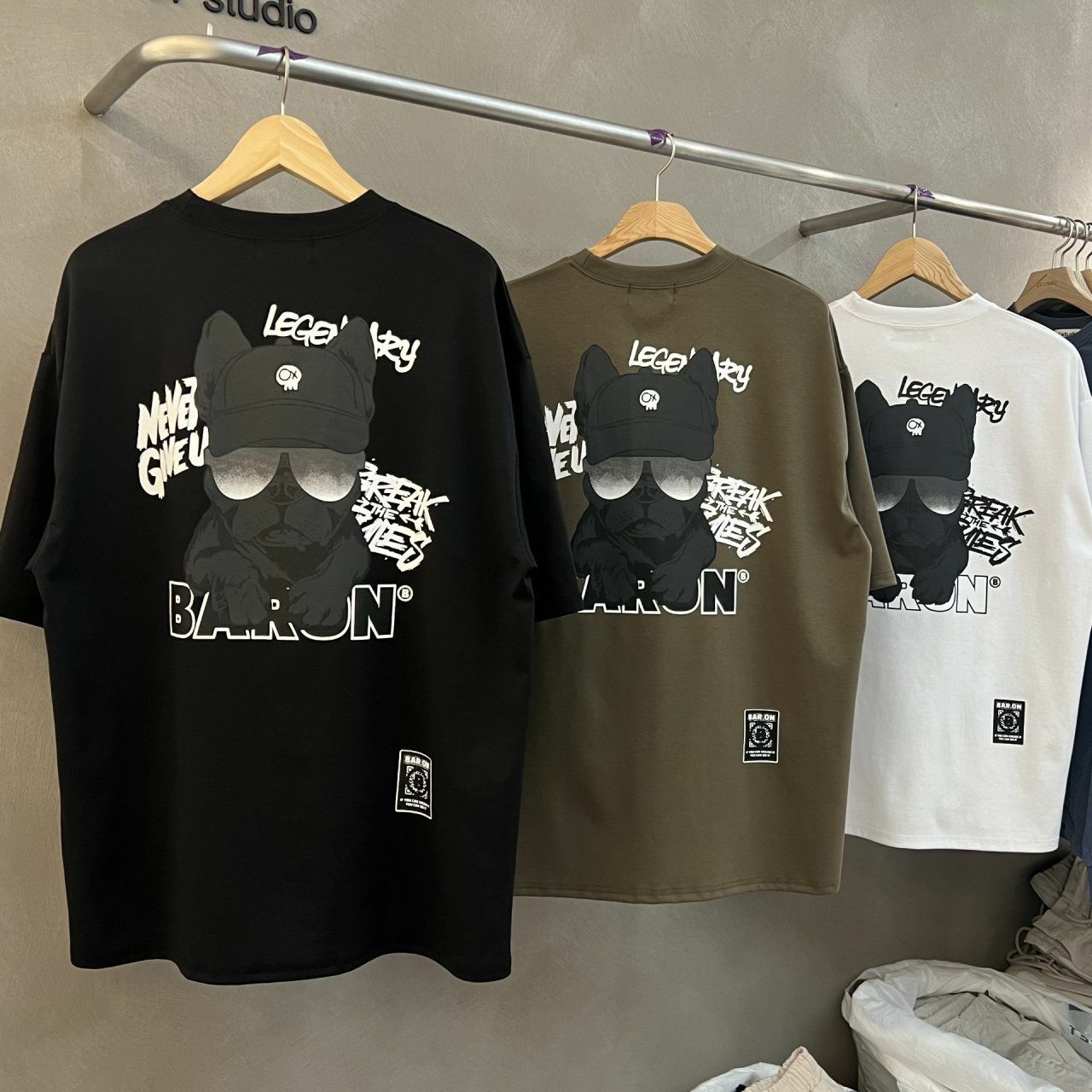 黑超狗圖案英文字短袖Tee BARON-082T