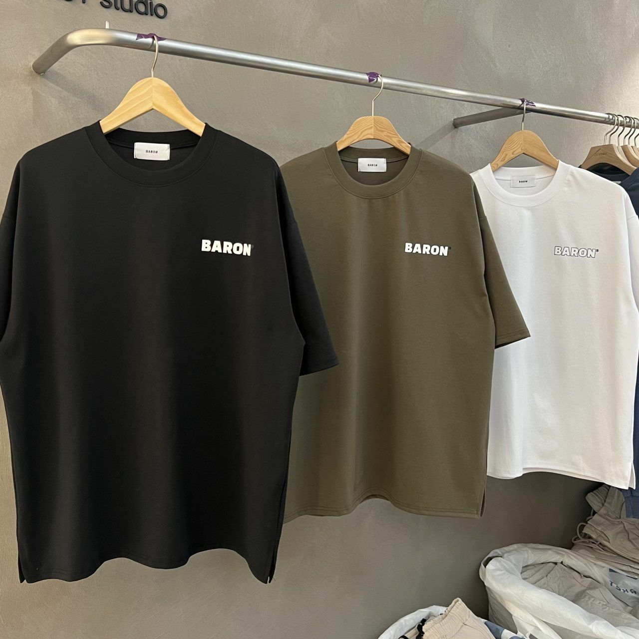 黑超狗圖案英文字短袖Tee BARON-082T