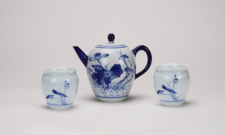 鹿港窯禮品館│手繪荷花青花茶具組1壺2杯(大美人肩壺雙層杯)禮盒套裝