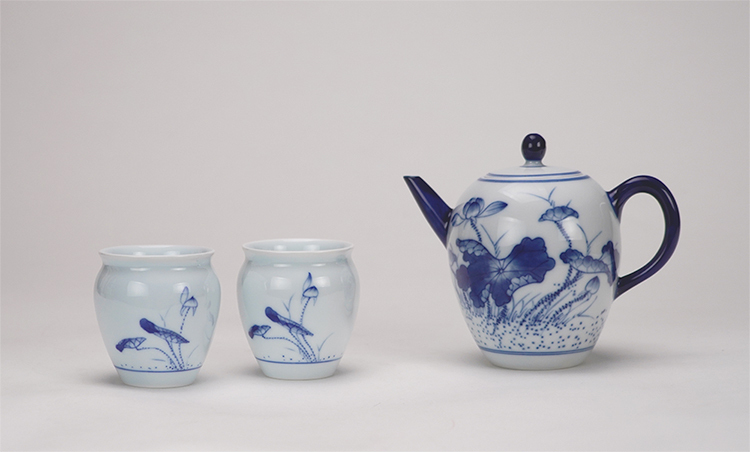 鹿港窯禮品館│手繪荷花青花茶具組1壺2杯(大美人肩壺雙層杯)禮盒套裝