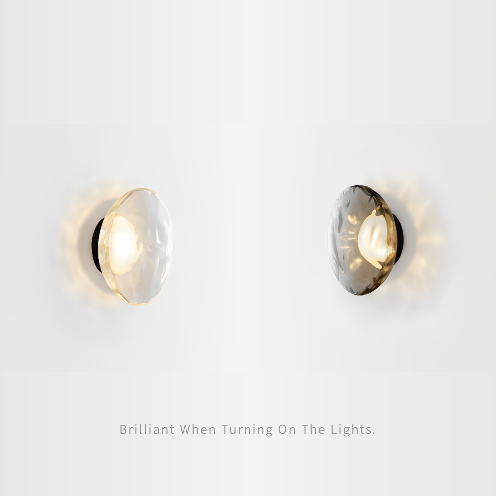 好萩家居|Iškra壁燈,經典色款及煙灰色款,開關燈時,呈現兩種不同樣貌。