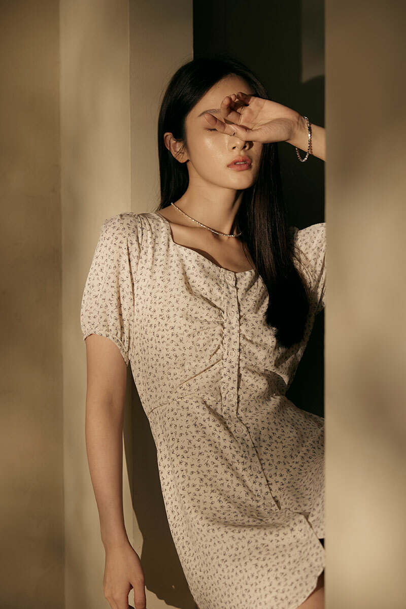 【官網限定】方領胸抓皺碎花洋裝