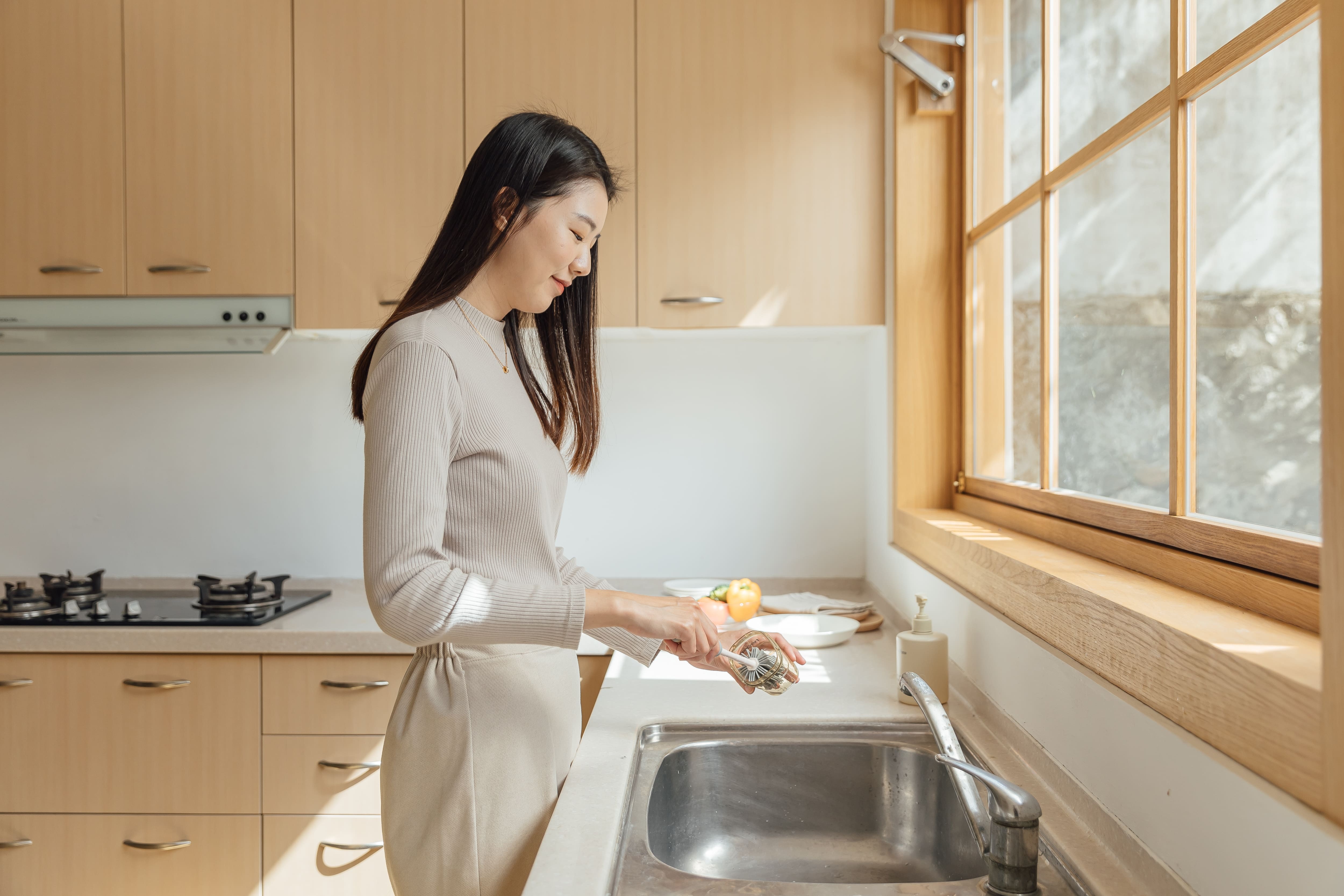這是一位女人正在清洗奶瓶的照片