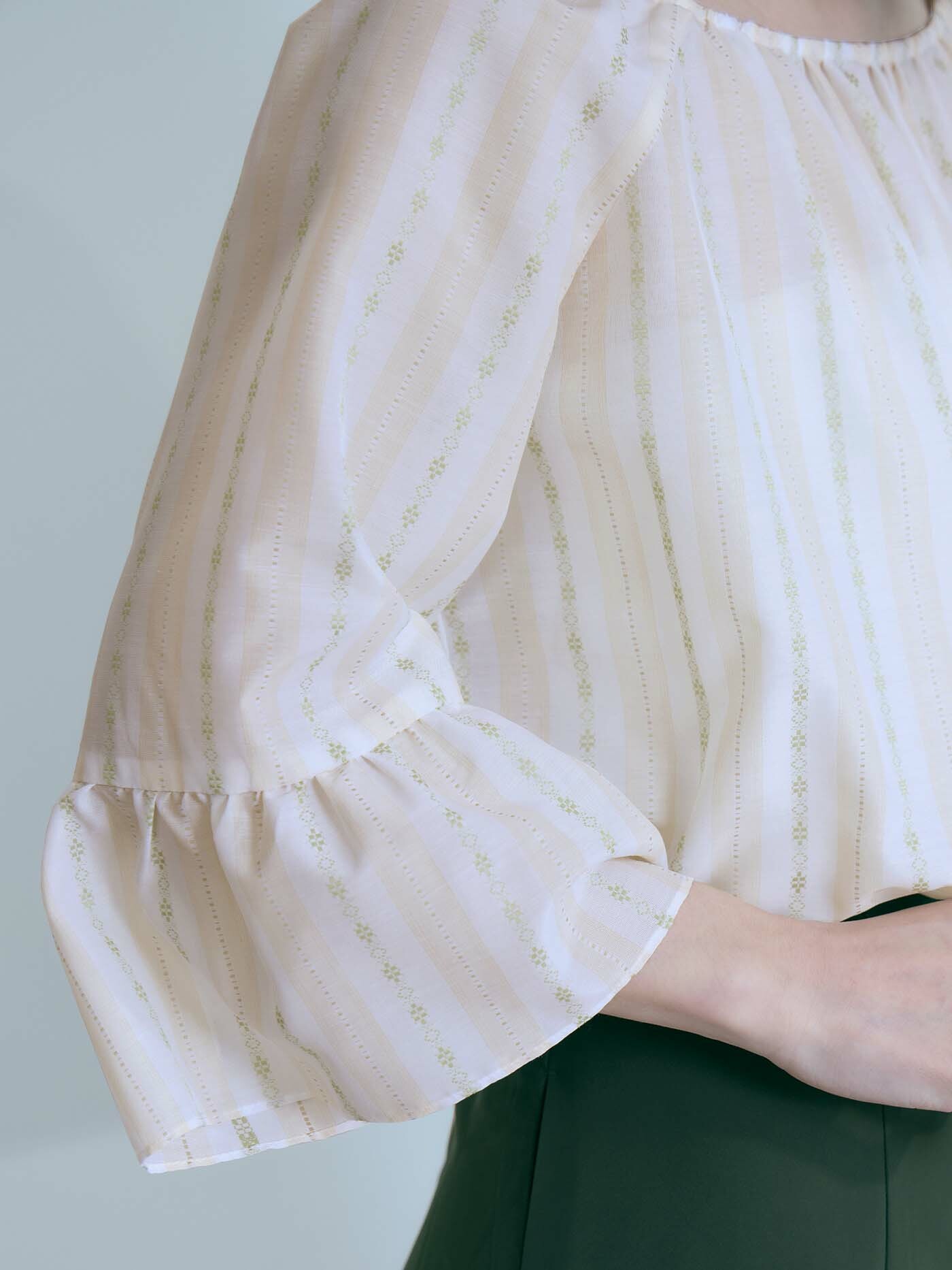 彩線抓皺領花袖上衣-綠想