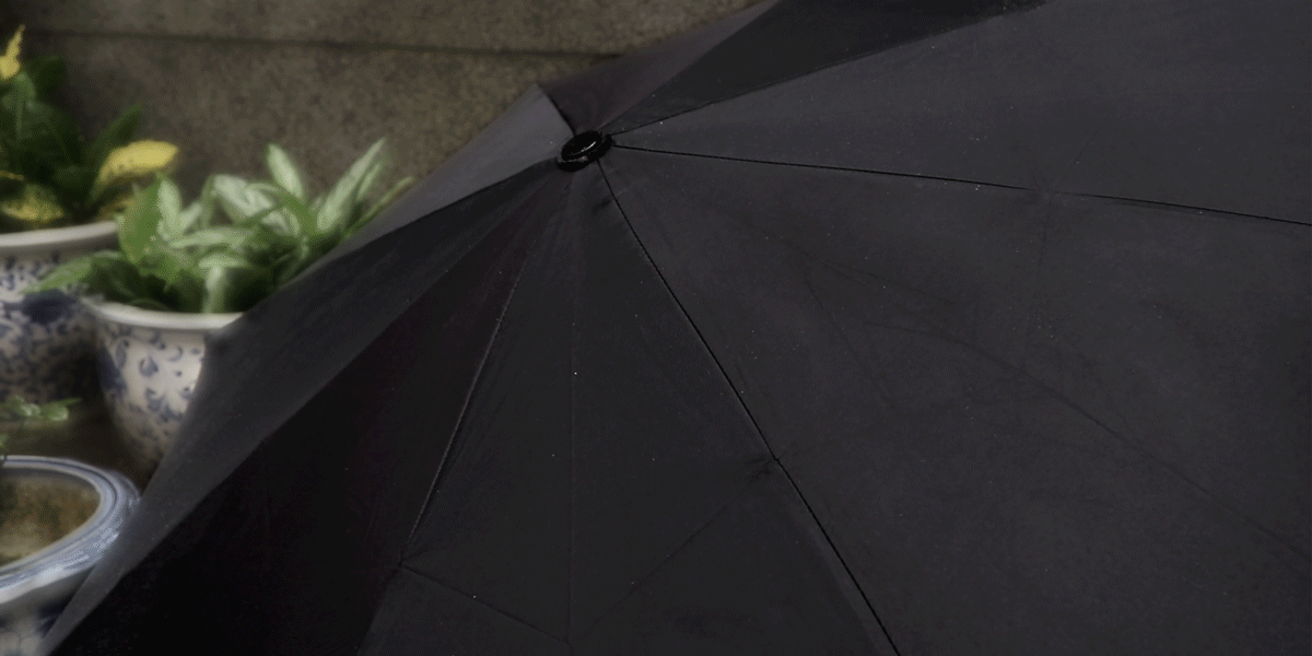 巨無霸大傘面多人撐一傘， 想推就推，想停就停，不回彈輕鬆收自動傘！ 抗風傘骨中棒超穩固，強風來襲也不怕！