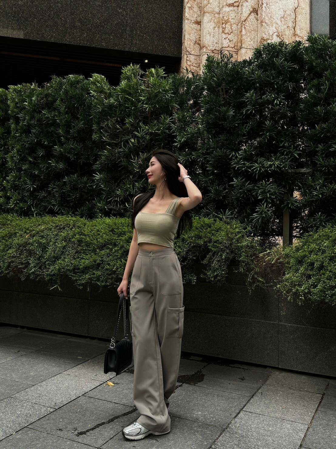 側口袋後鬆緊西裝褲