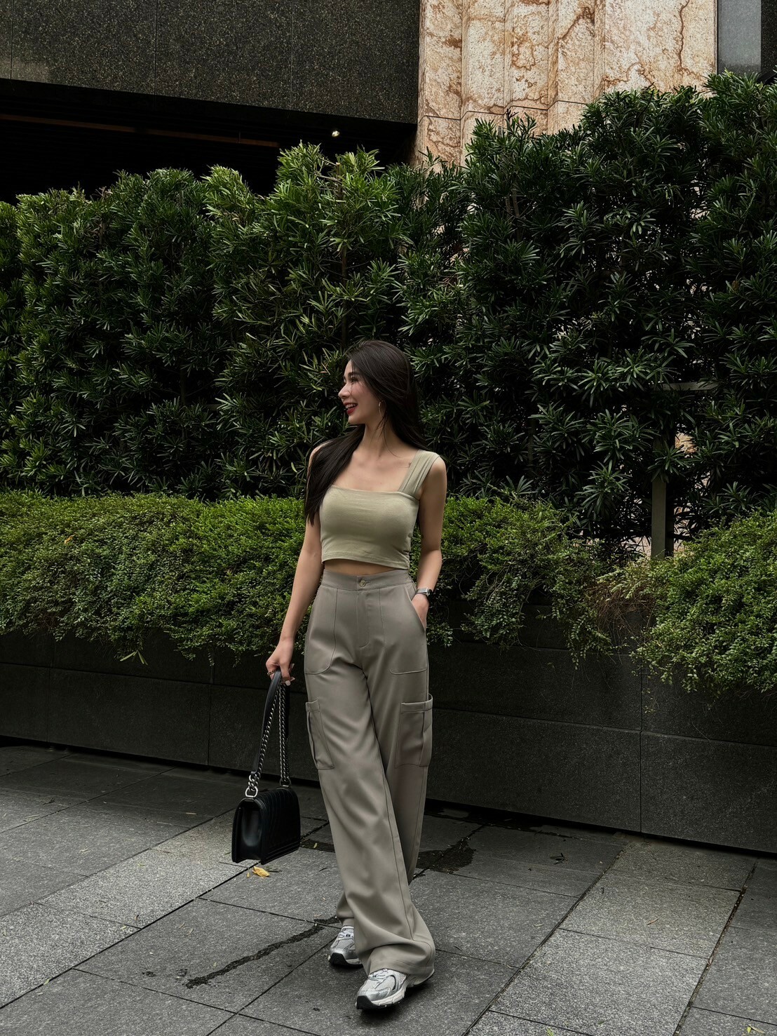 側口袋後鬆緊西裝褲