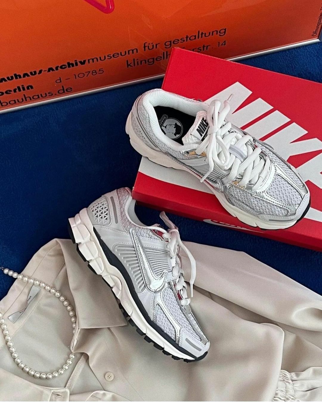 預購┃LISA同款 女鞋 NIKE WOMENS ZOOM VOMERO 5 V5 復古 休閒 老爹鞋 銀灰 銀勾