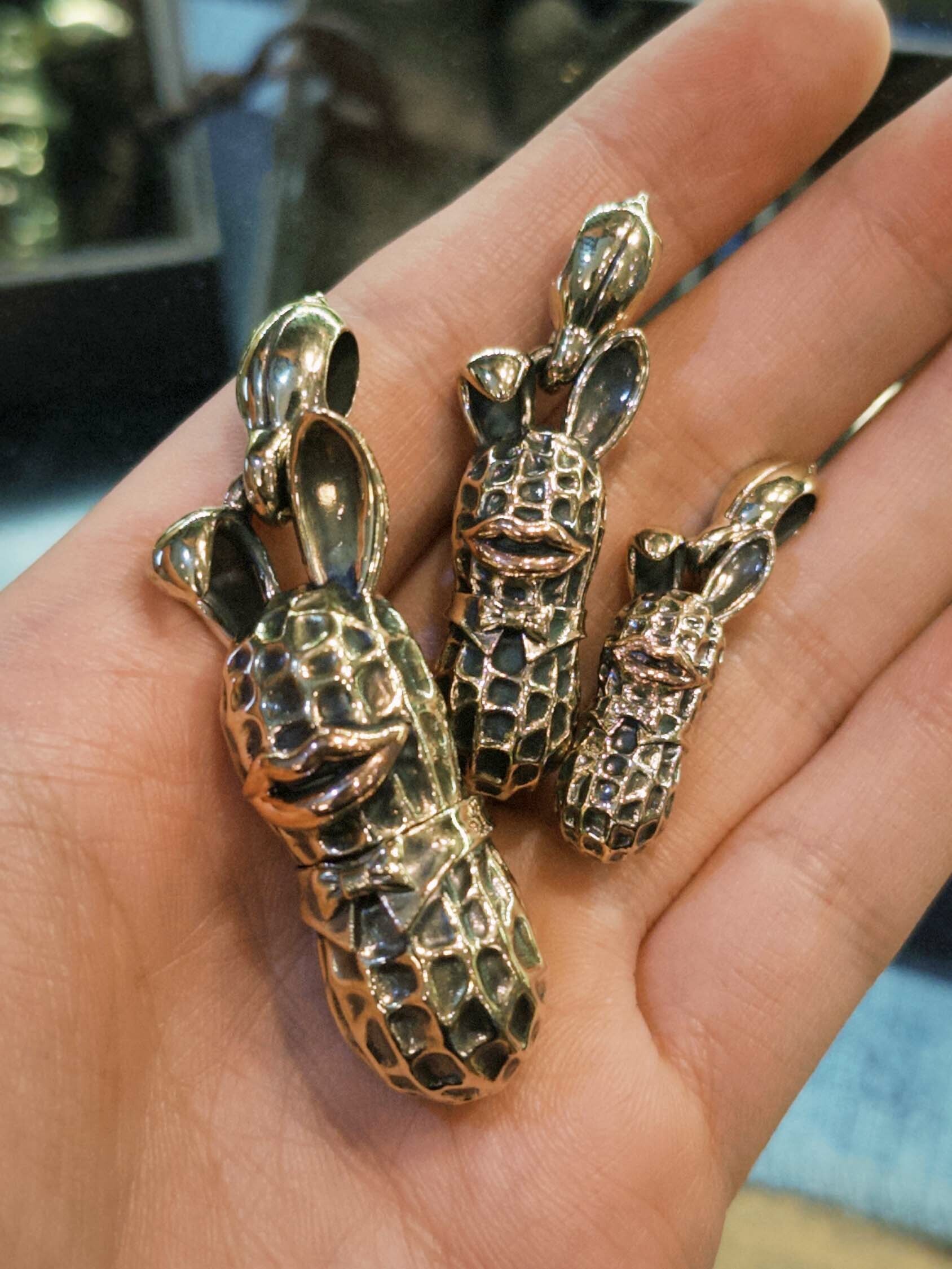 Peanuts & Co. BUNNY PEANUTS 紅唇兔 黃銅花生人