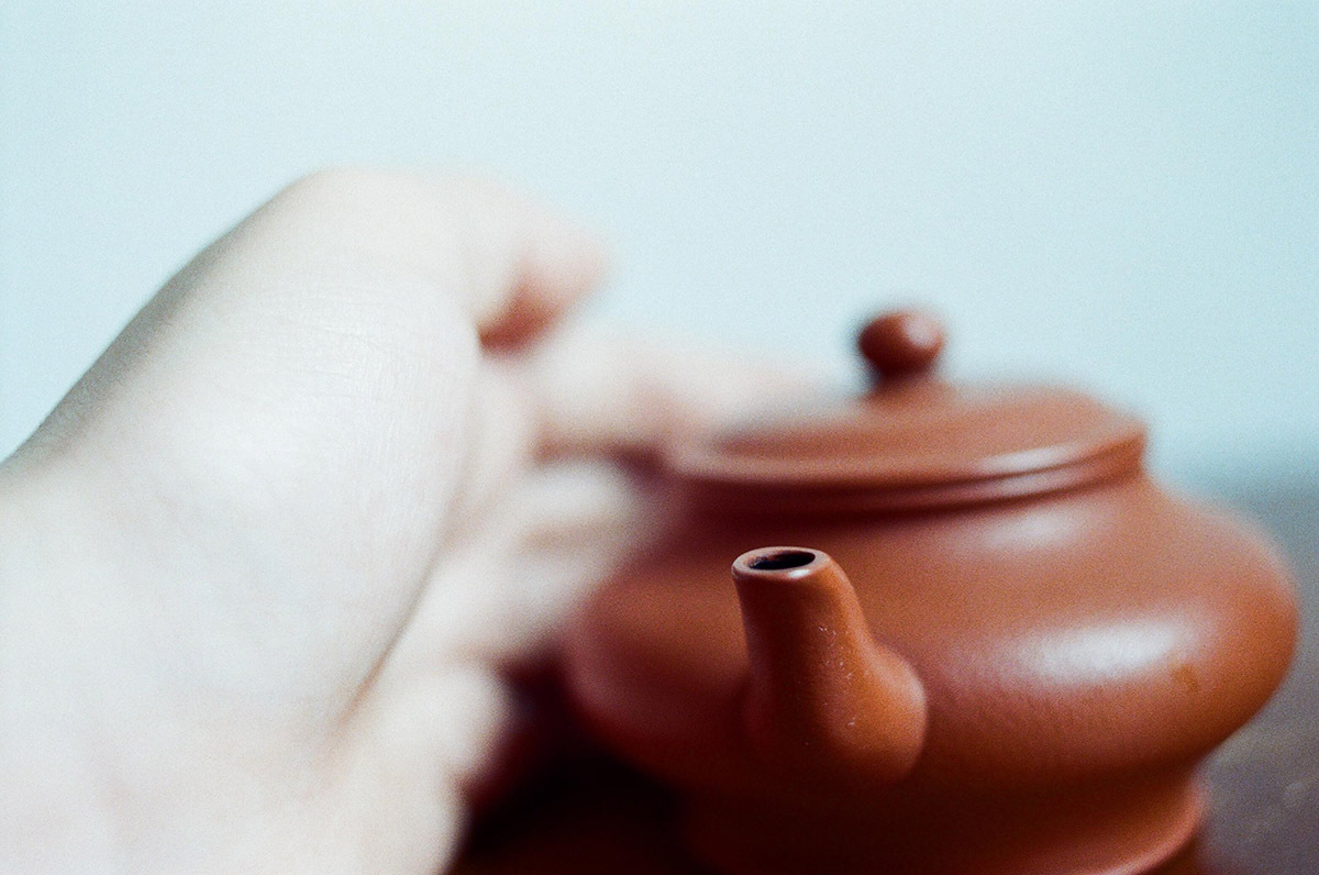 手摸紫砂壺茶壺