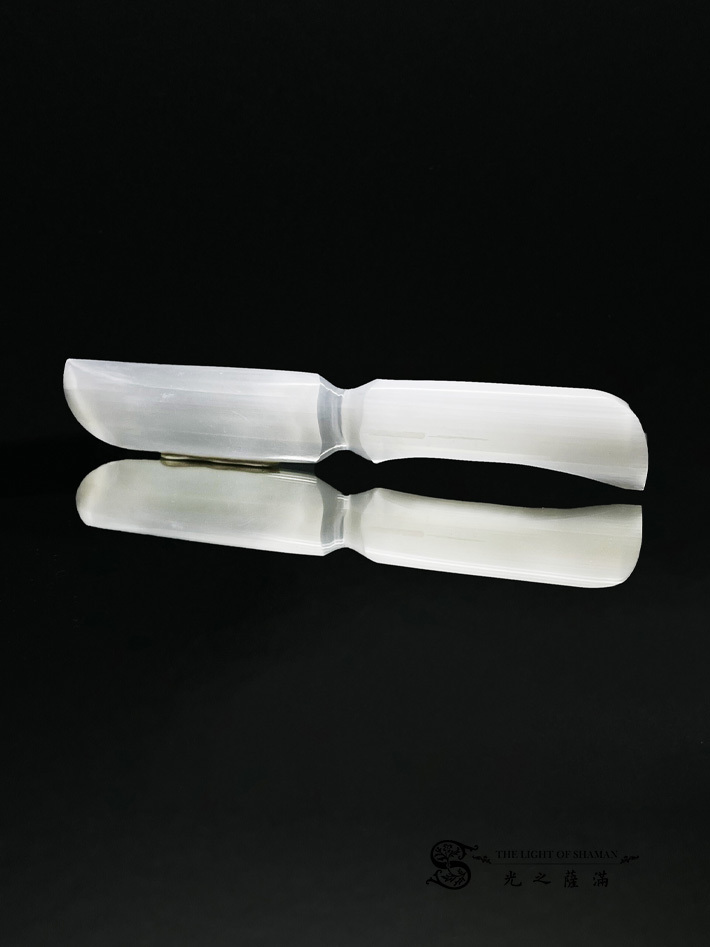 來自月亮的石頭透石膏透石膏被認為具有吸收和釋放能量的能力，並具有平衡、保護和淨化的功效 寶劍 寶刀 款  -光之薩滿