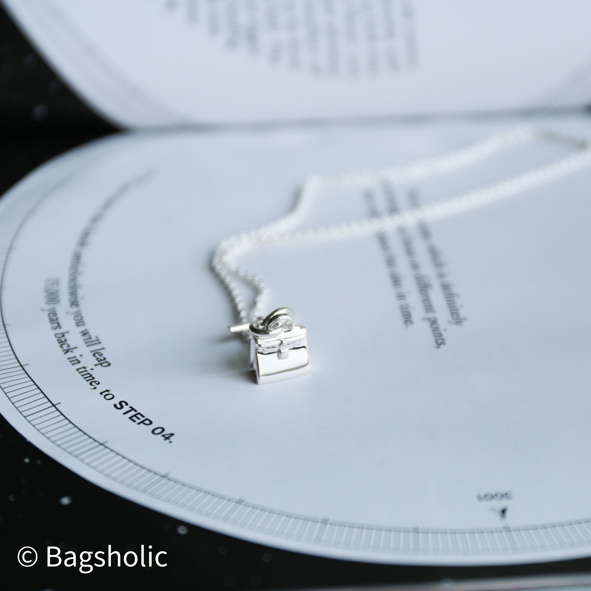 Hermes Amulettes Kelly pendant