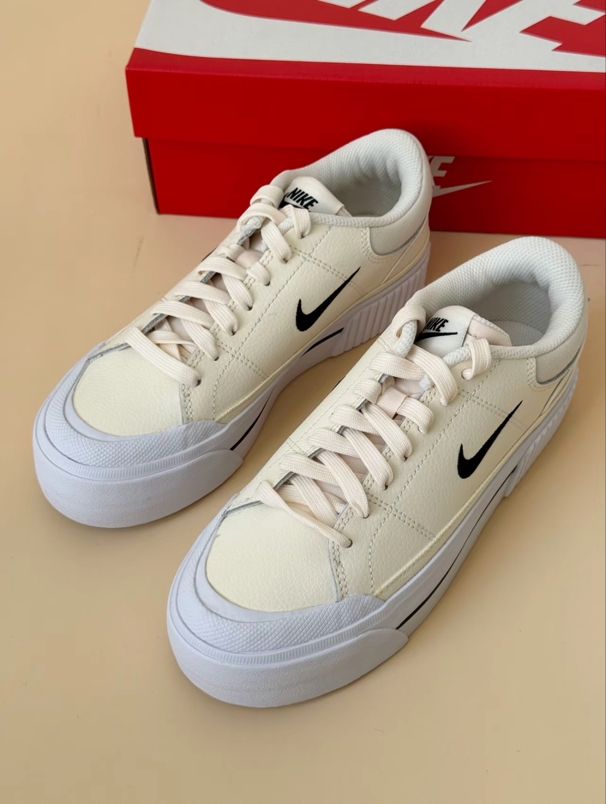 Nike Court Legacy 奶油黑勾 淡黃色 黑色 厚底 增高 皮革 FV5526-101/預購