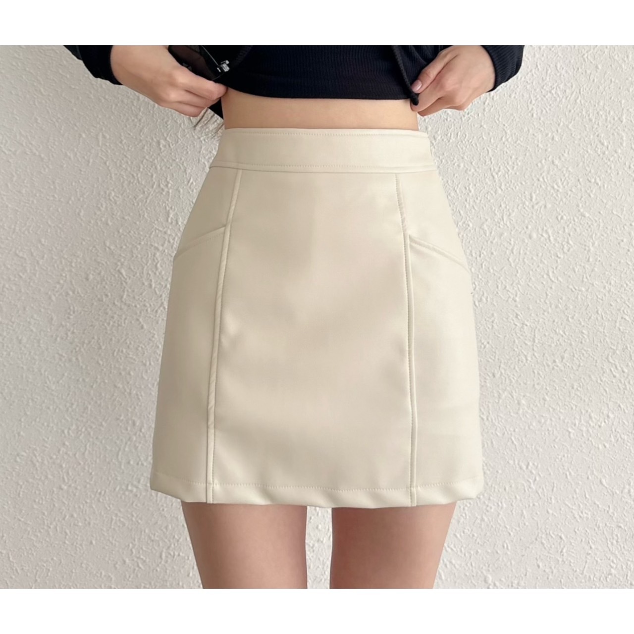 ［預購］🔥03.27春夏新品］🔥春夏新品］💥夏天ㄉ皮裙～超顯腿長］🇰🇷正韓高腰包腹後鬆緊腰側拉鍊霧面口袋皮裙（杏色/兩色，Free）