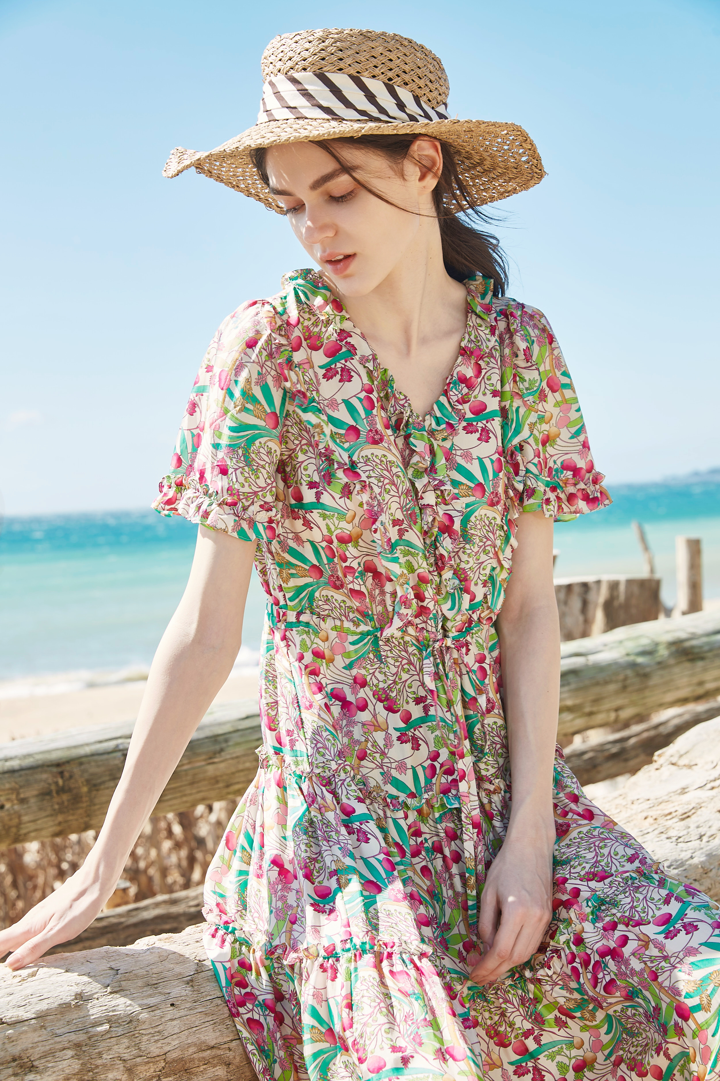 BD10151E1 法式花影夏娃果實荷葉袖洋裝