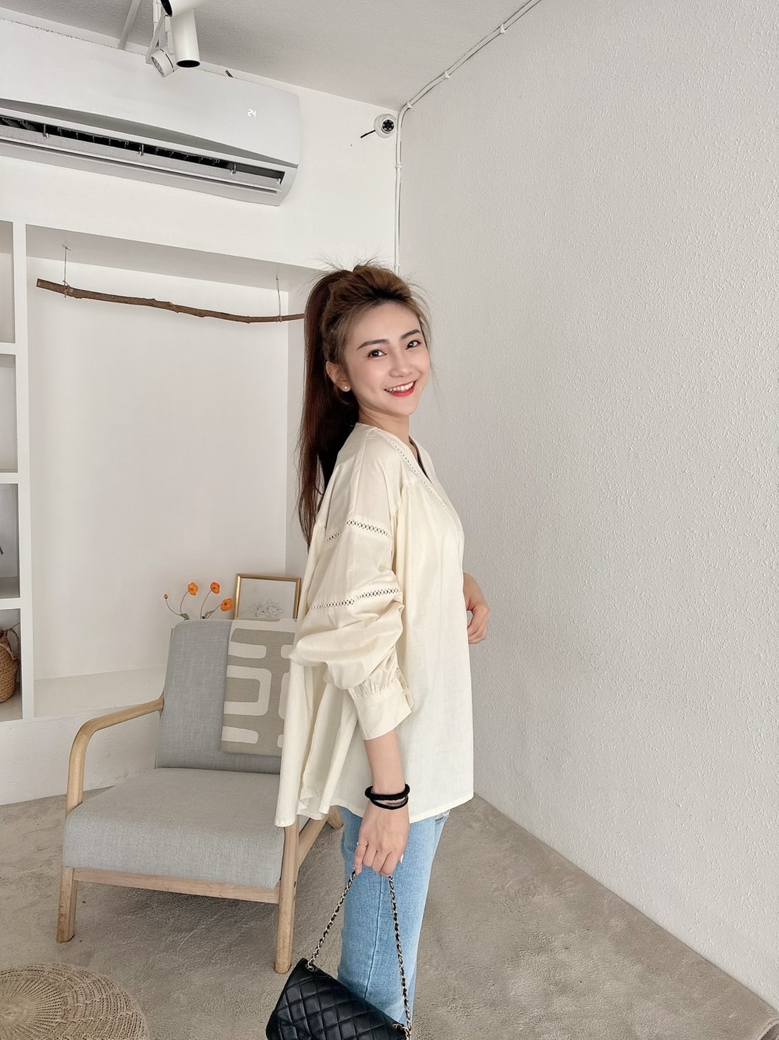 ［預購］🔥03.27春夏新品］💕闆娘命定款］🇰🇷正韓V領手工雕花薄款天絲襯衫洋（質感杏色/兩色）