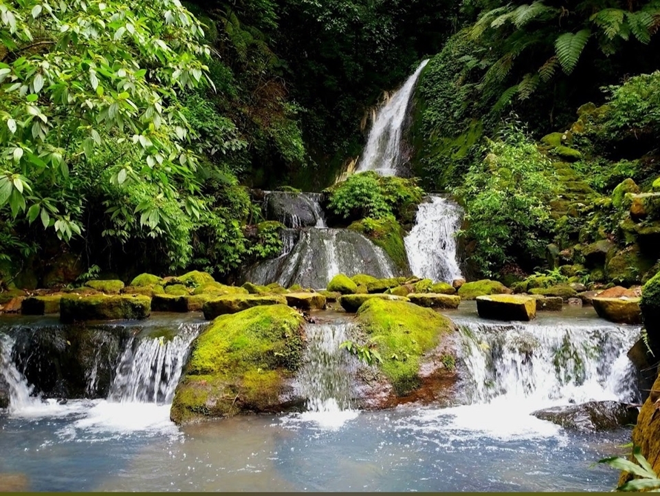 陽明山國家公園擁有許多美麗的瀑布，有大量遊客探訪如夢境般小隱潭瀑布，適合在炎夏時避暑玩耍。